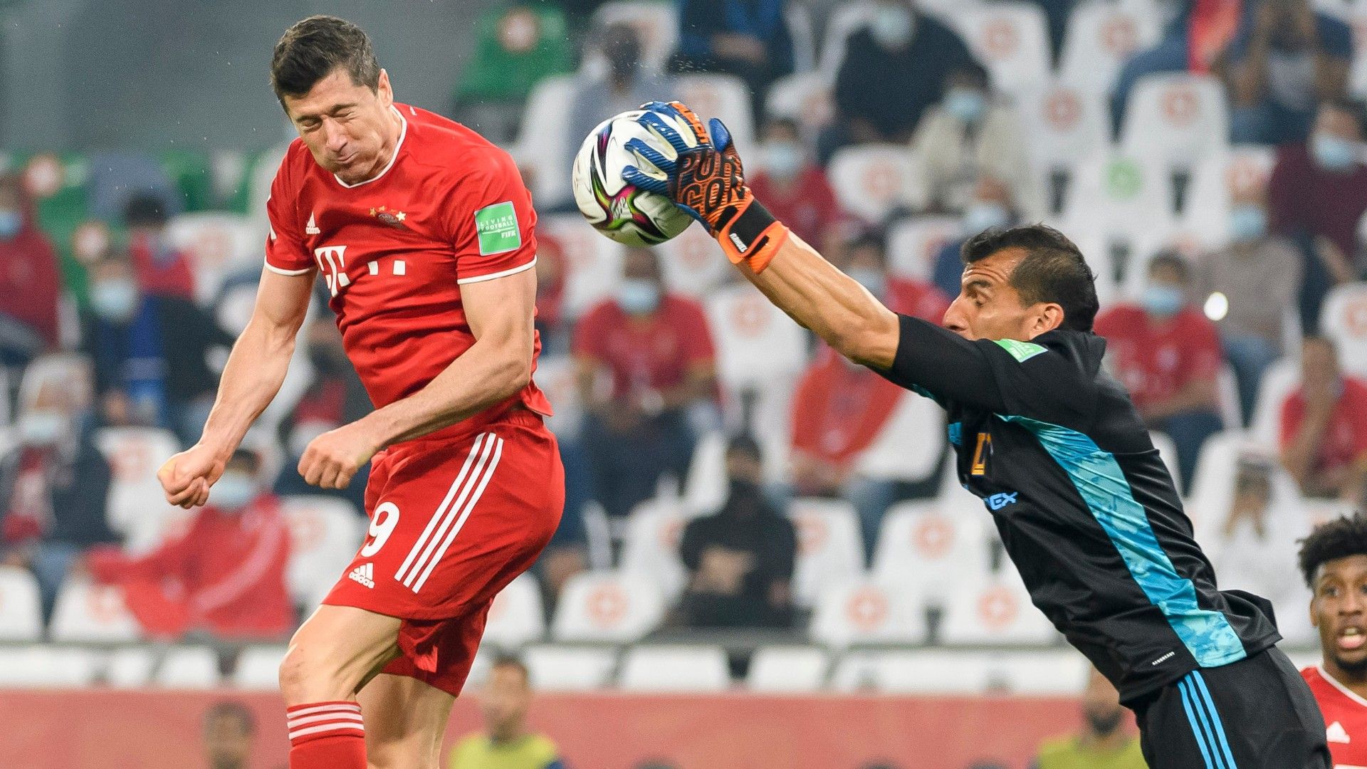 Robert Lewandowski Nahuel Guzman Bayern Munich Tigres 120221