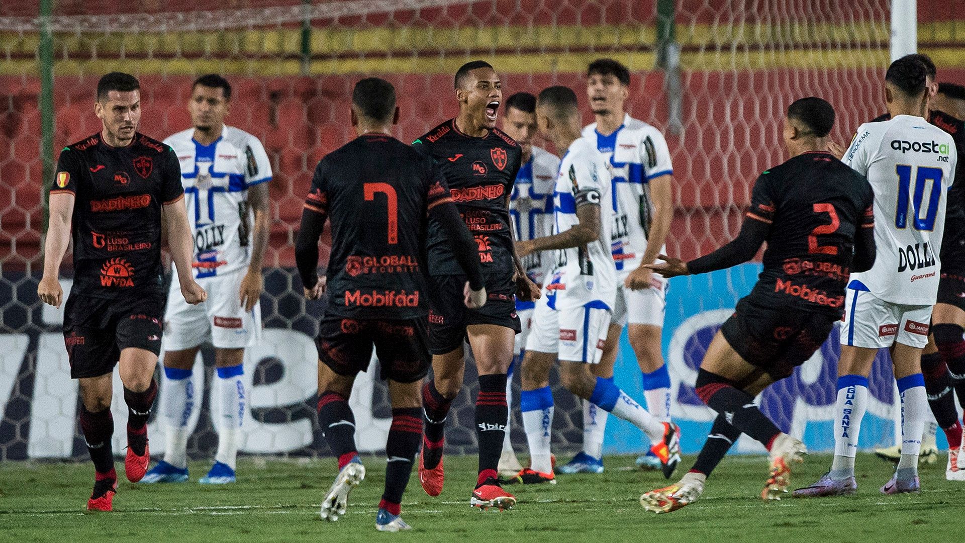 Jogadores da Portuguesa comemorando gol, 2024