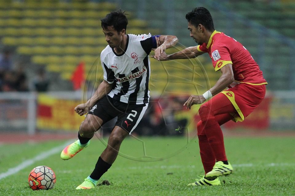 Pahang's Matthew Davies (left) tries to get the ball away from Selangor's Azmi Muslim 10/9/2016
