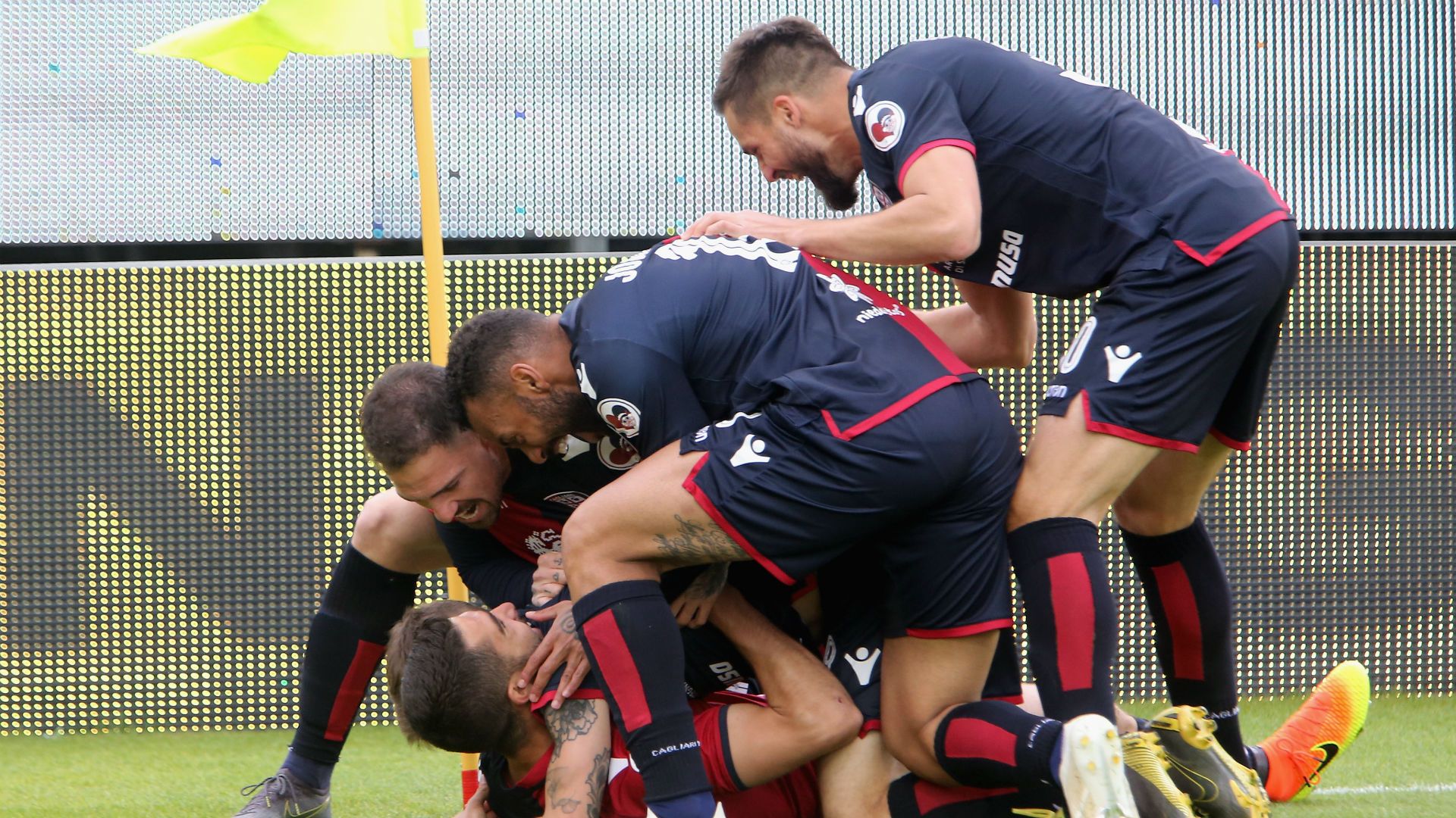 Cagliari celebrating Spal