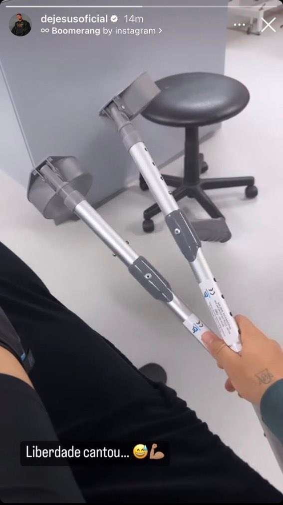 Gabriel Jesus crutches
