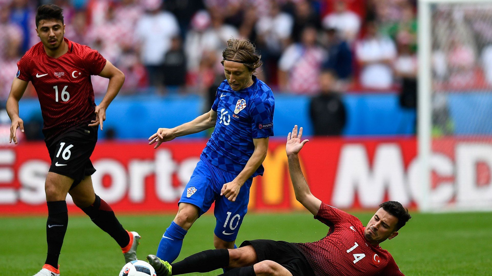 luka modric oguzhan ozyakup ozan tufan turkey croatia 06122016