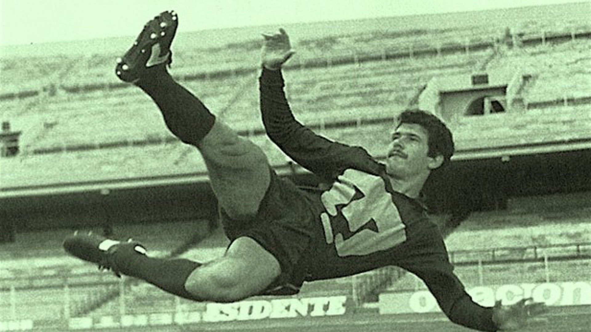 tuca ferretti haciendo una chilena con pumas