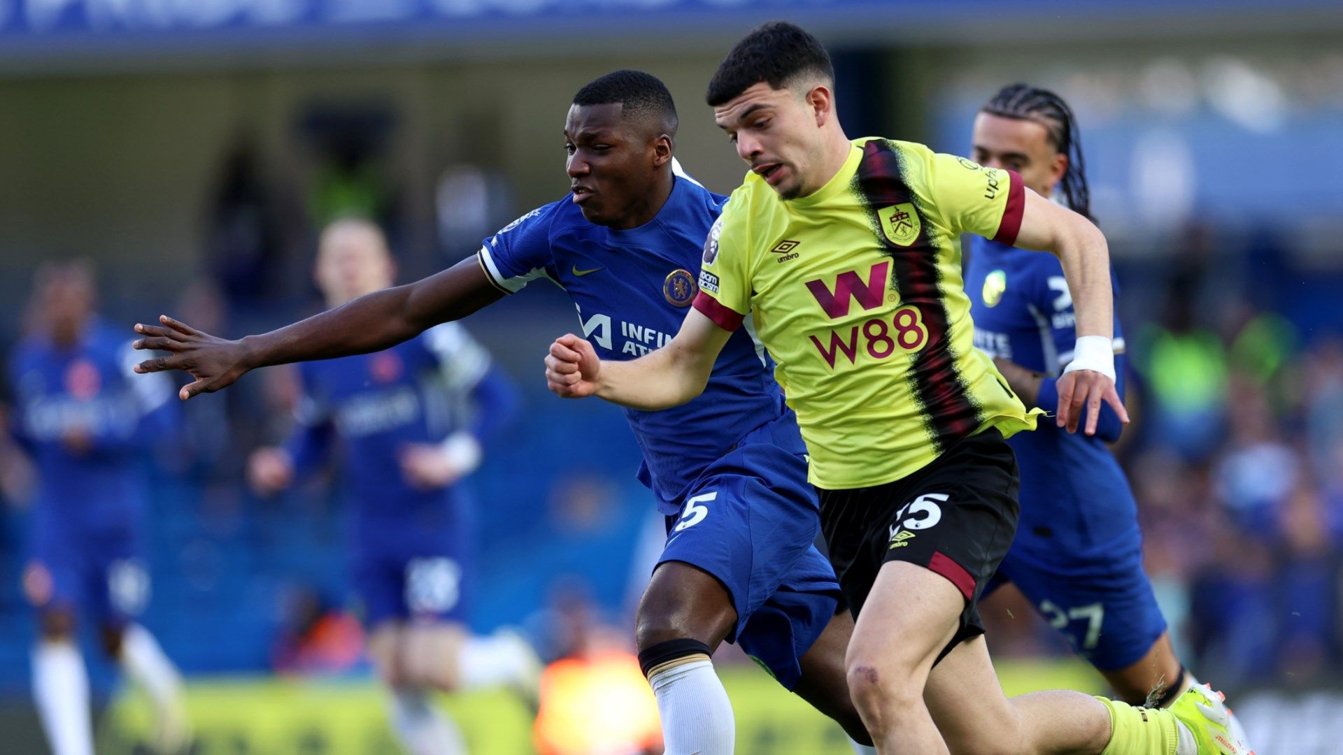 Moises Caicedo & Zeki Amdouni battle for possession during Chelsea vs Burnley 2023-24