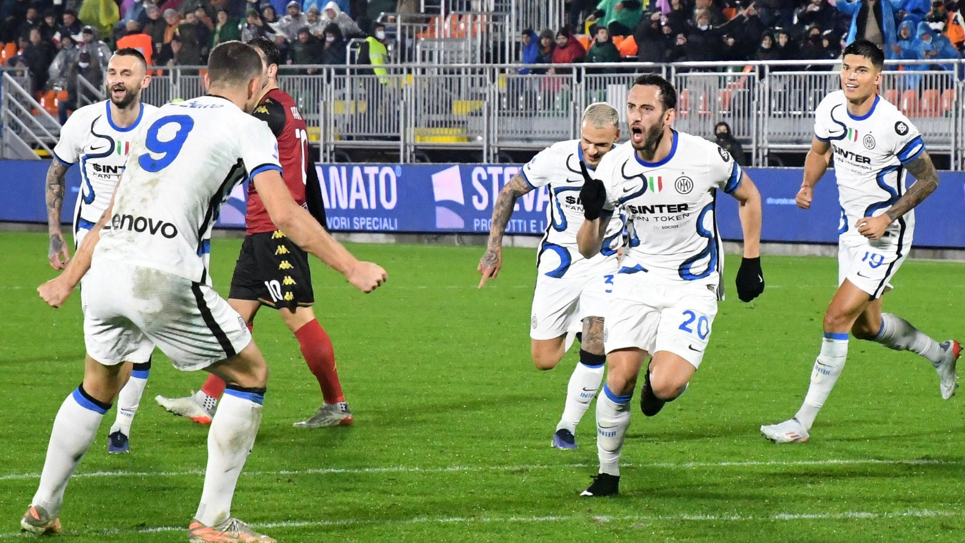 Calhanoglu celebrating Venezia Inter