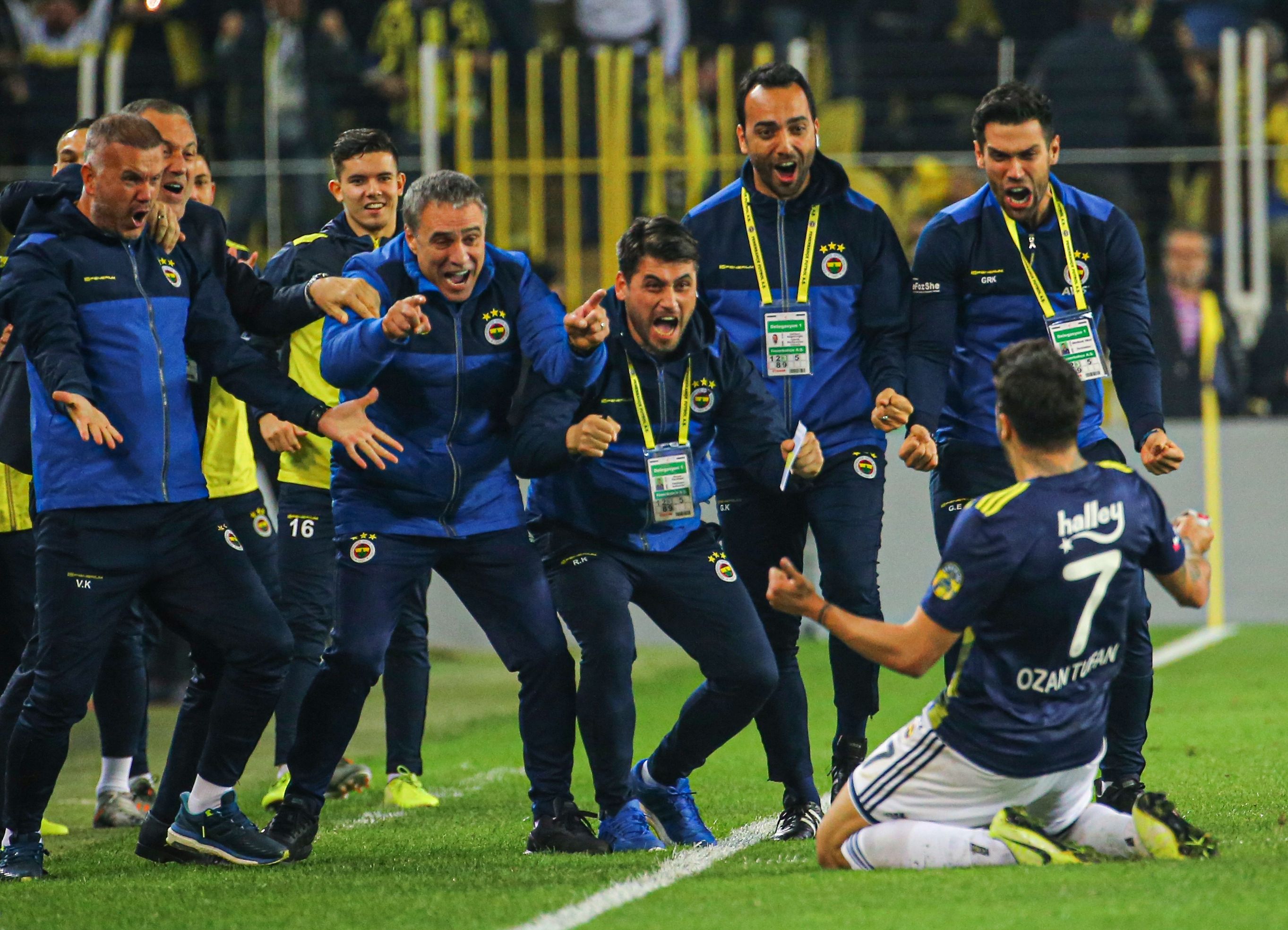 Ozan Tufan goal celebration, Fenerbahce v Besiktas 12222019