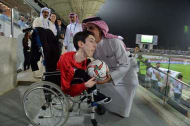 رئيس الاتحاد الآسيوي مع المشجع السوري