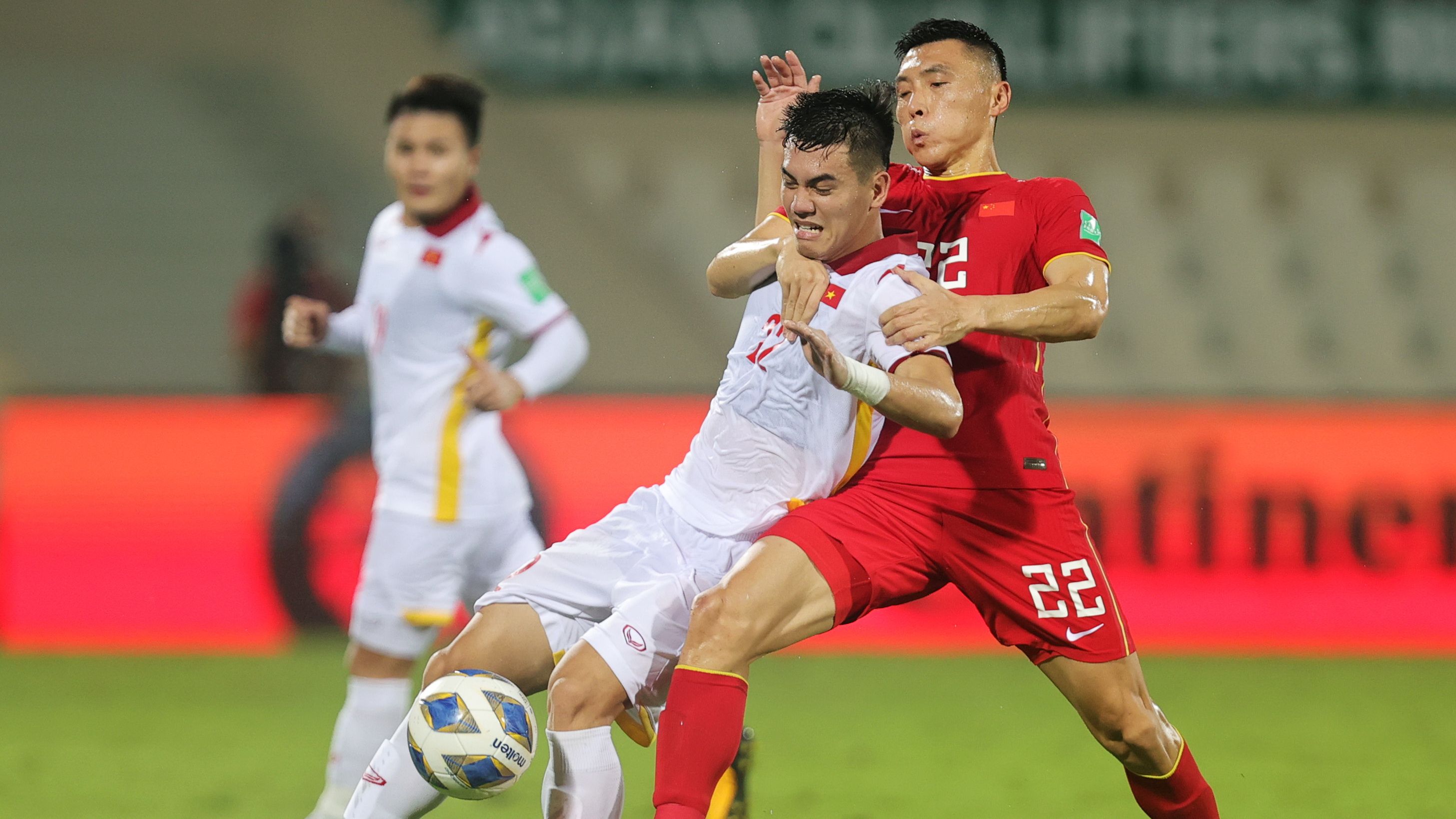 Yu Dabao China PR Nguyen Tien Linh Vietnam FIFA World Cup Asian Qualifier 2021