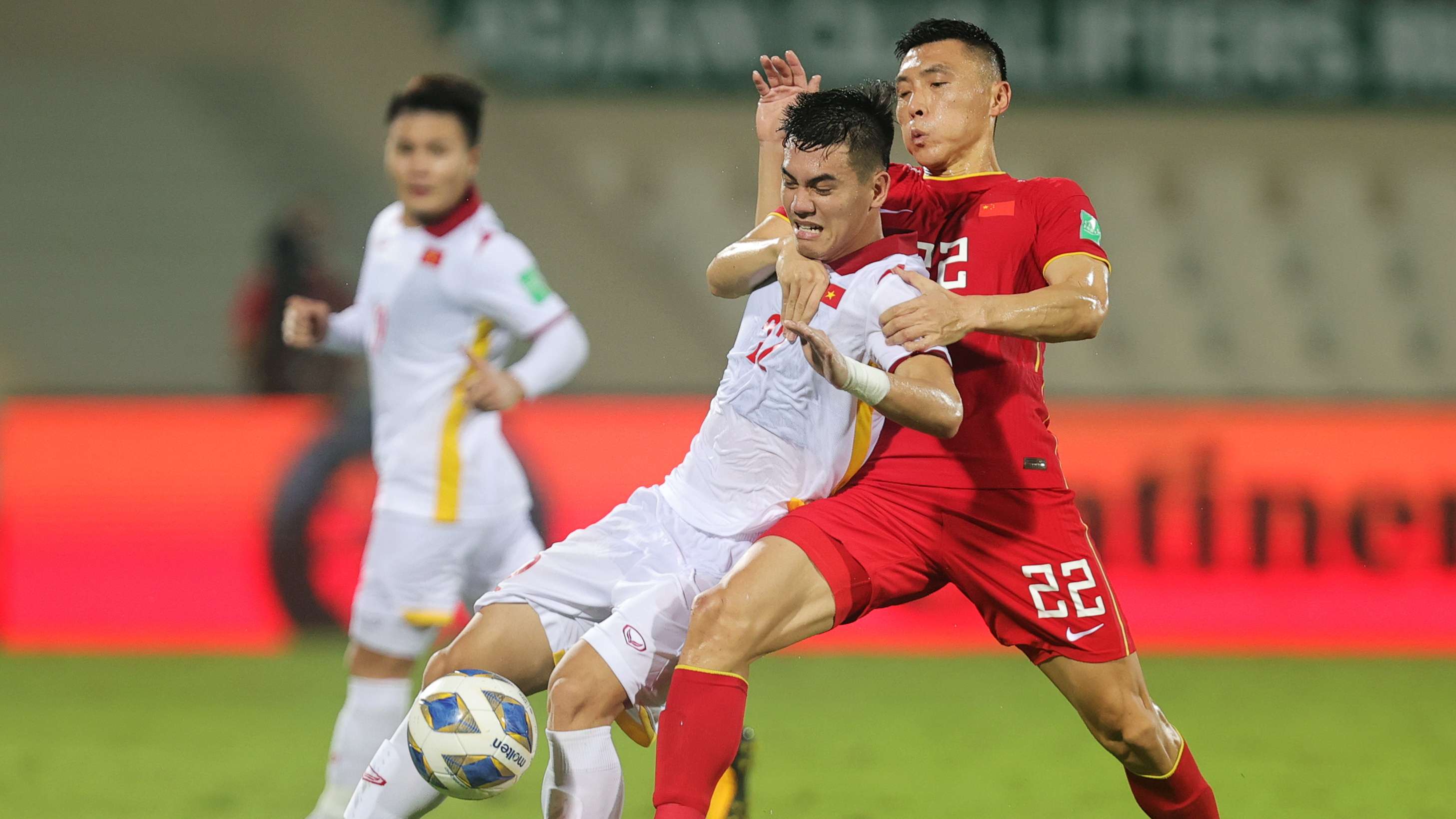 Yu Dabao China PR Nguyen Tien Linh Vietnam FIFA World Cup Asian Qualifier 2021