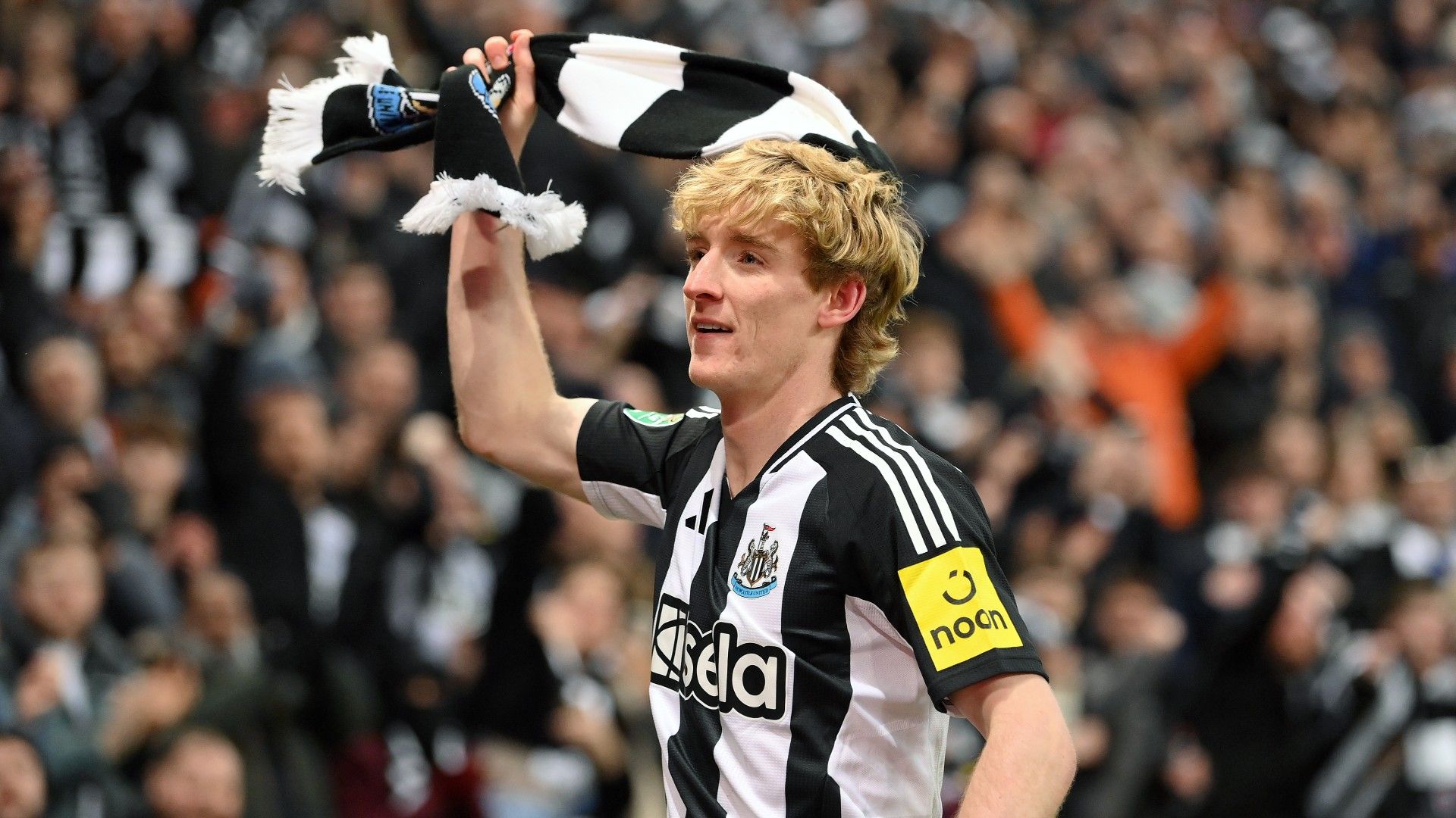 Newcastle player Anthony Gordon celebrates 