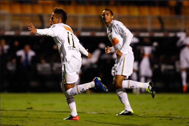 Danilo e Neymar no Santos em 2011