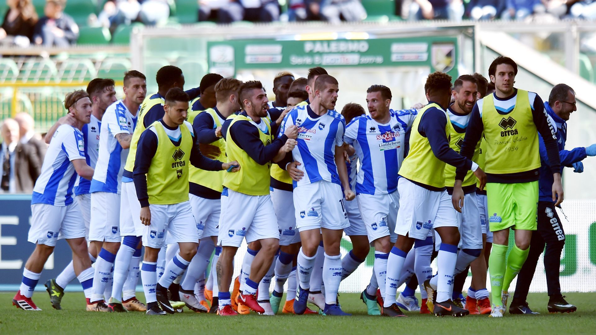 Pescara players celebrating Serie B
