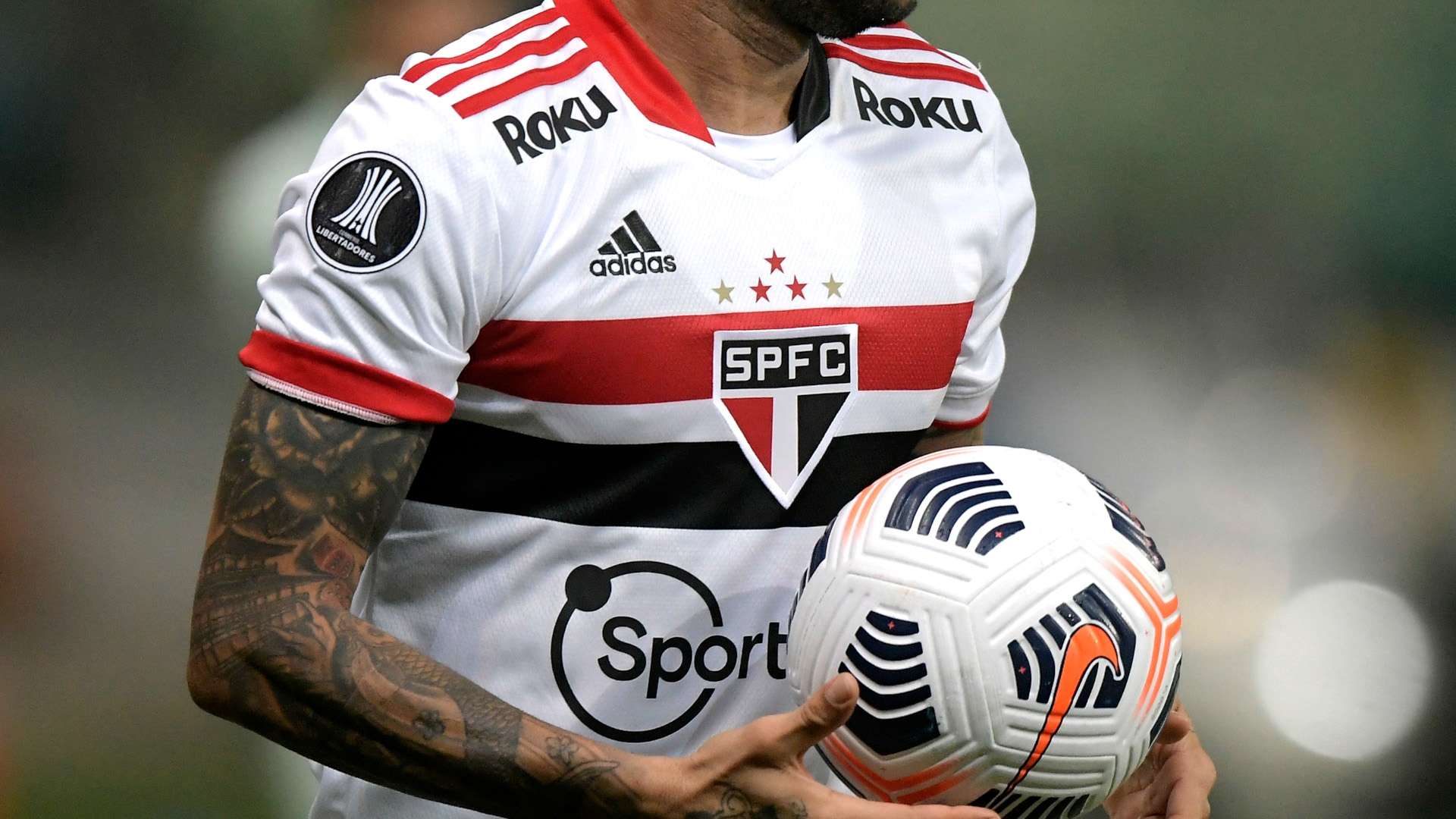 Camisa São Paulo 2021, detalhe patrocinador Sportsbet.io e Roku