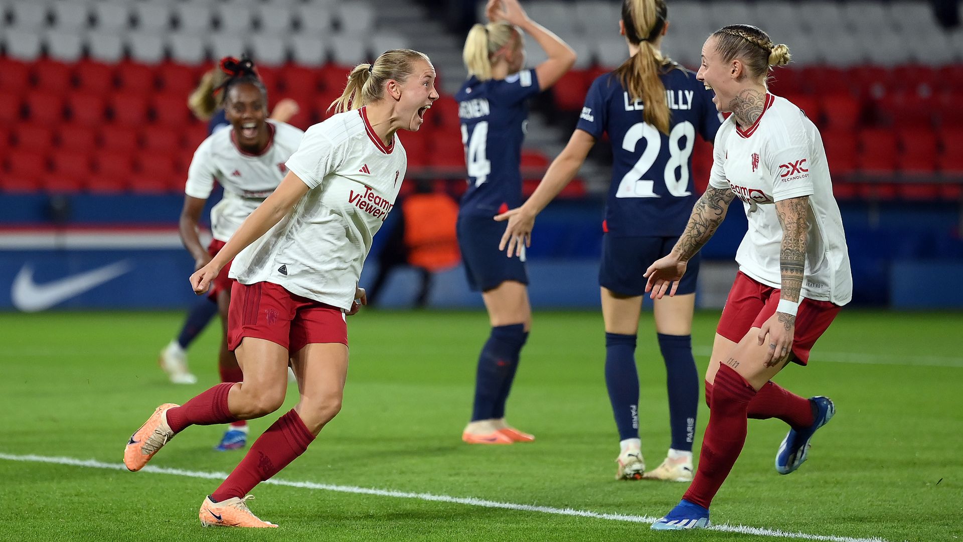 Lisa Naalsund Leah Galton Man Utd 2023-24 celebrate