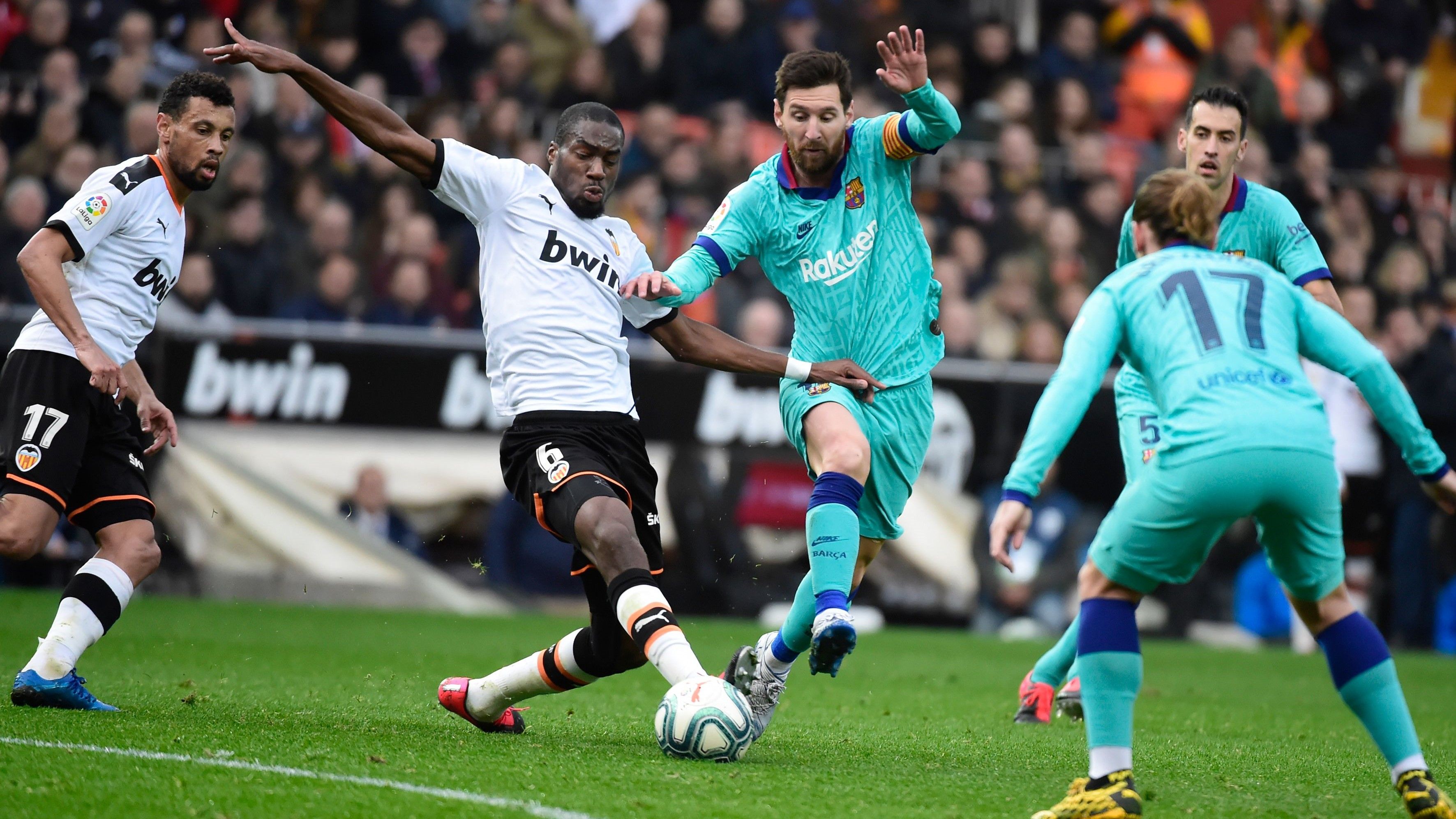 Lionel Messi Geoffrey Kondogbia Valencia Barcelona LaLiga 25012020