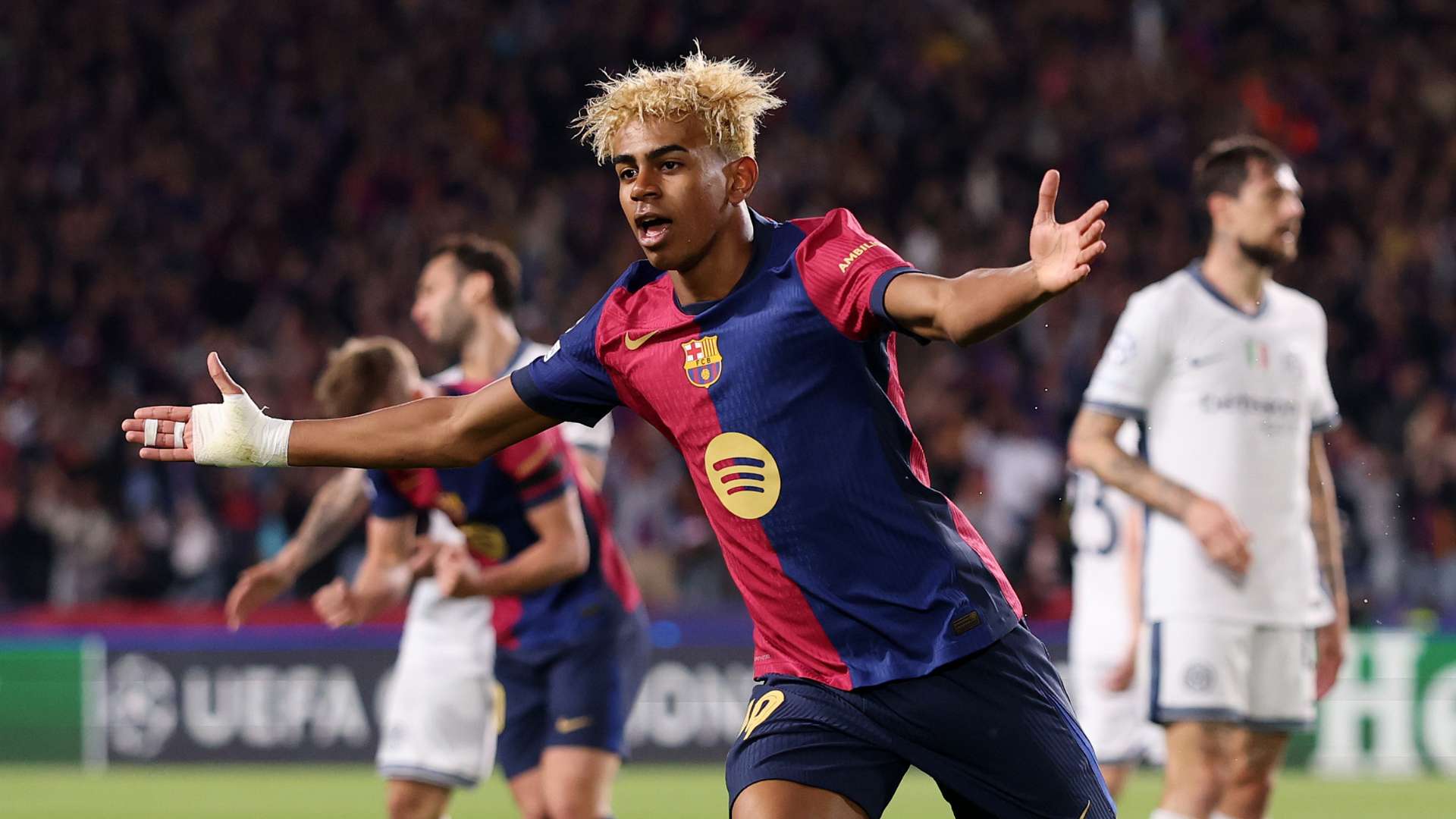 Lamine Yamal of FC Barcelona celebrates