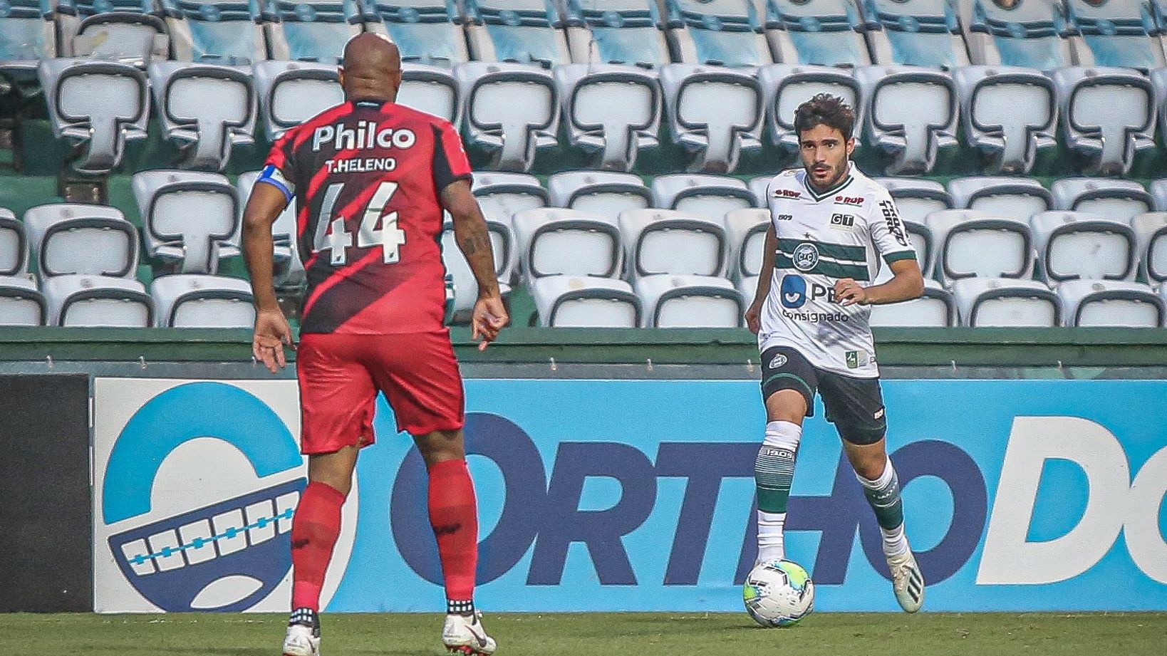 Robson tenta jogada no Atletiba