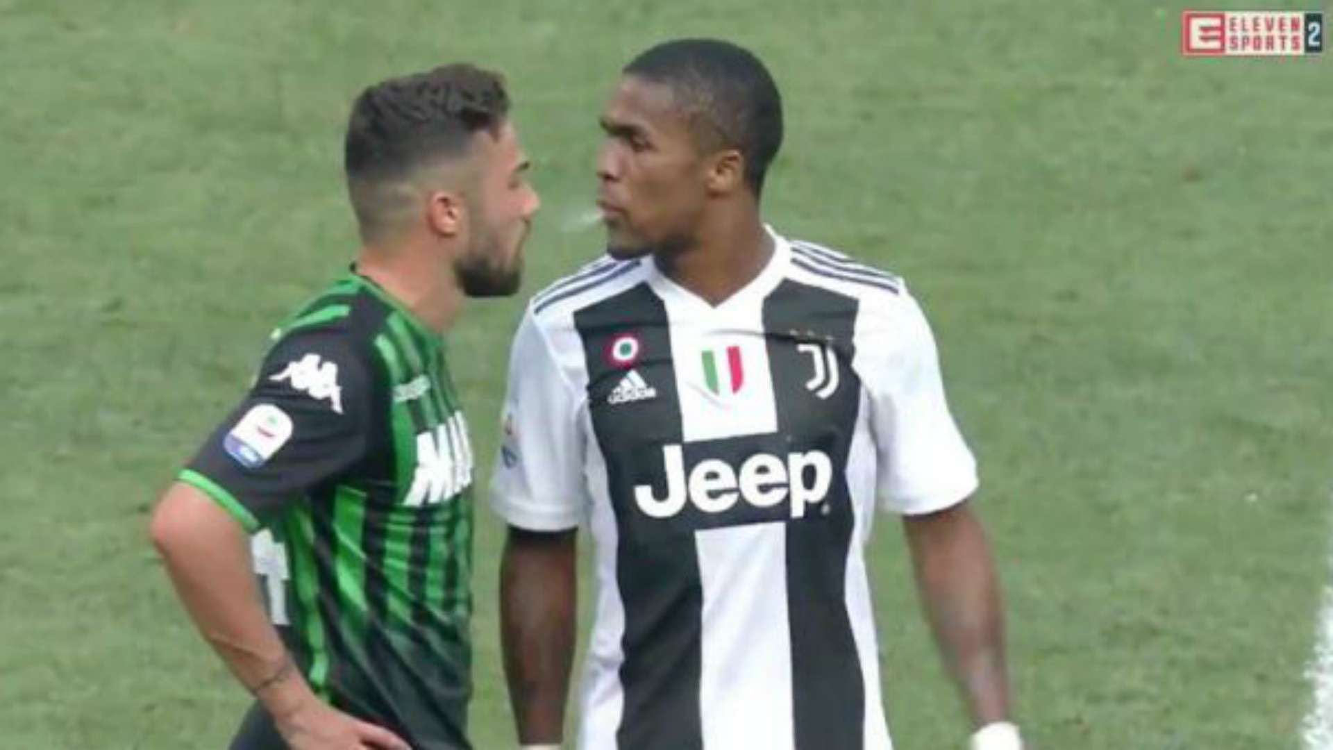 Douglas Costa Juventus spitting 2018-19