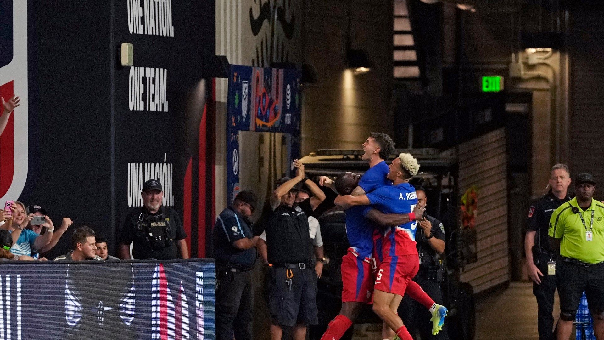 Christian Pulisic celebrates goal, USMNT