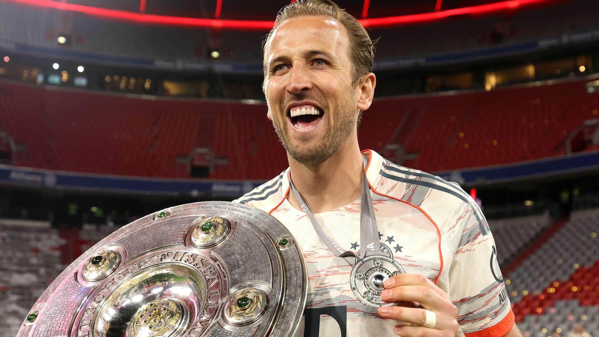 Harry Kane Bundesliga trophy Bayern Munich 2024-25