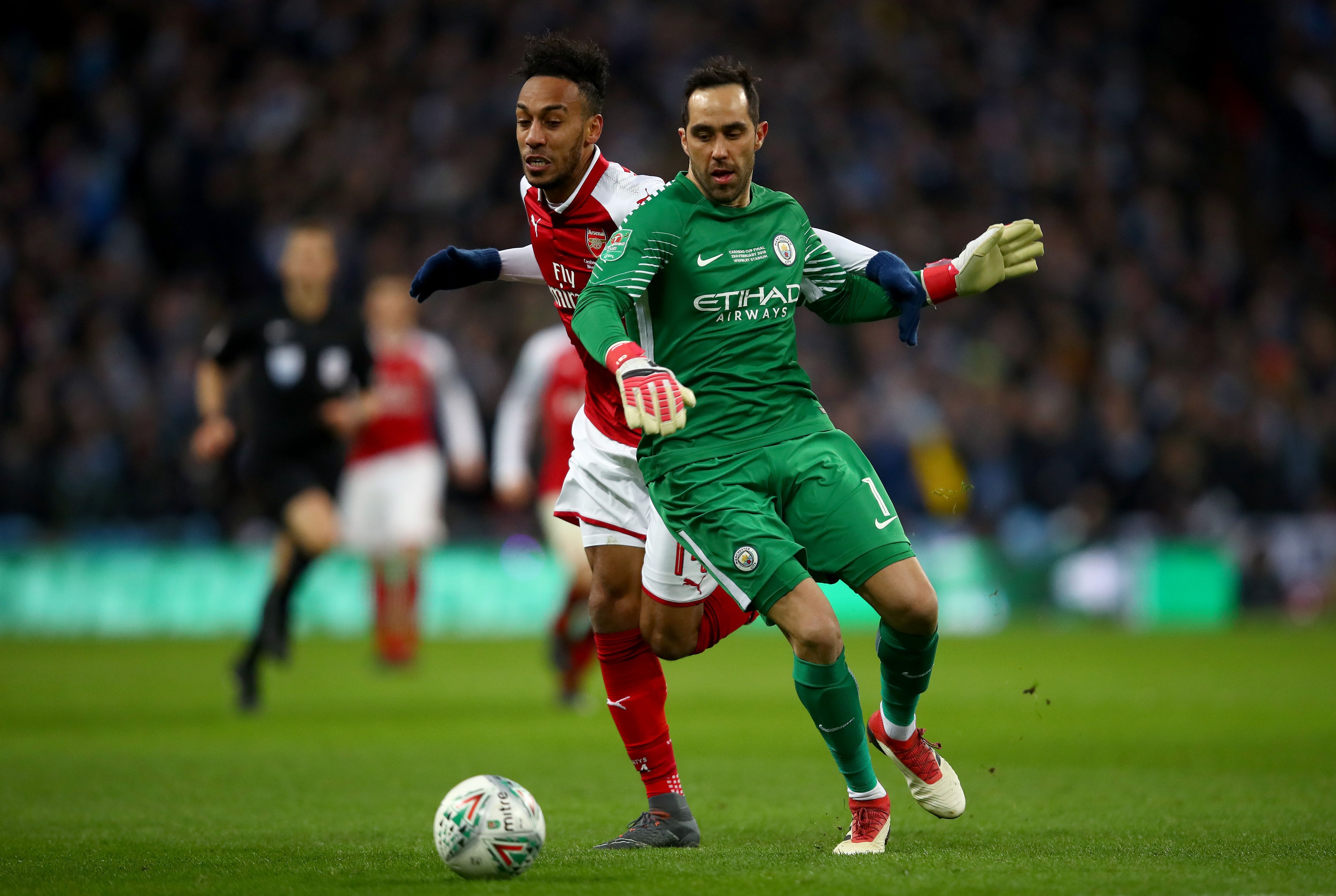 Pierre-Emerick Aubameyang vs Claudio Bravo