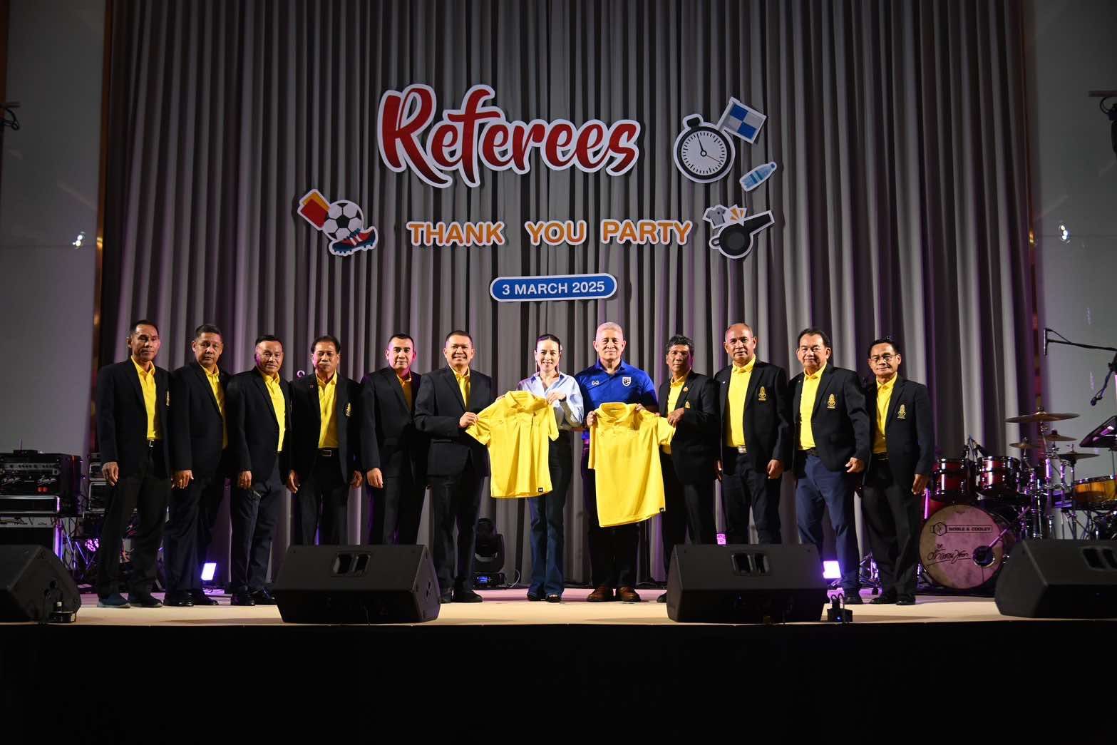 มอบตราฟีฟ่า แก่คณะผู้ตัดสิน