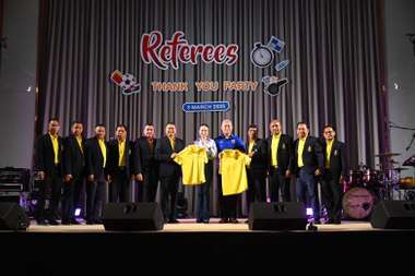 มอบตราฟีฟ่า แก่คณะผู้ตัดสิน