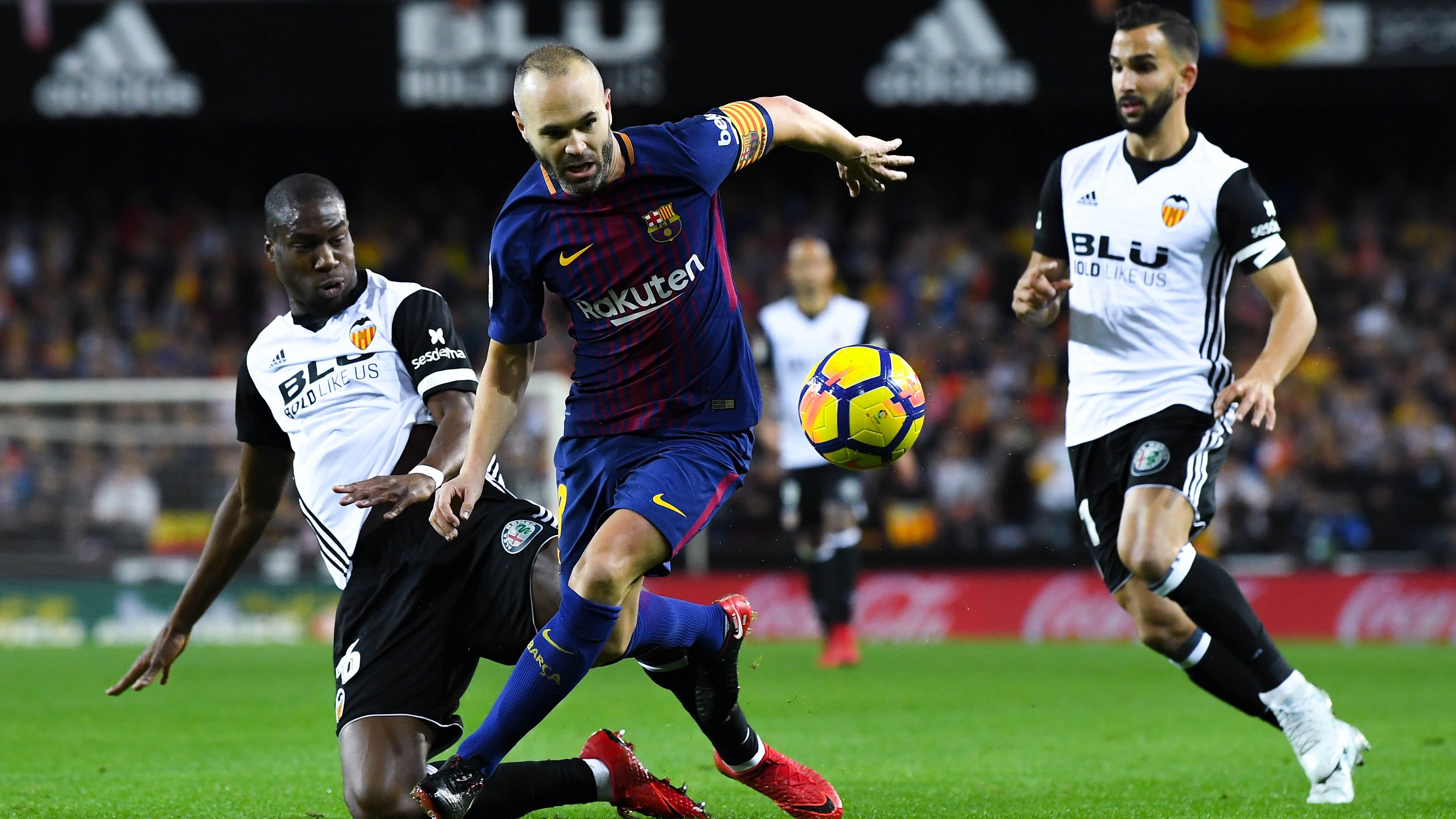 Andres Iniesta Geoffrey Kondogbia Martin Montoya Valencia Barcelona LaLiga 26112017