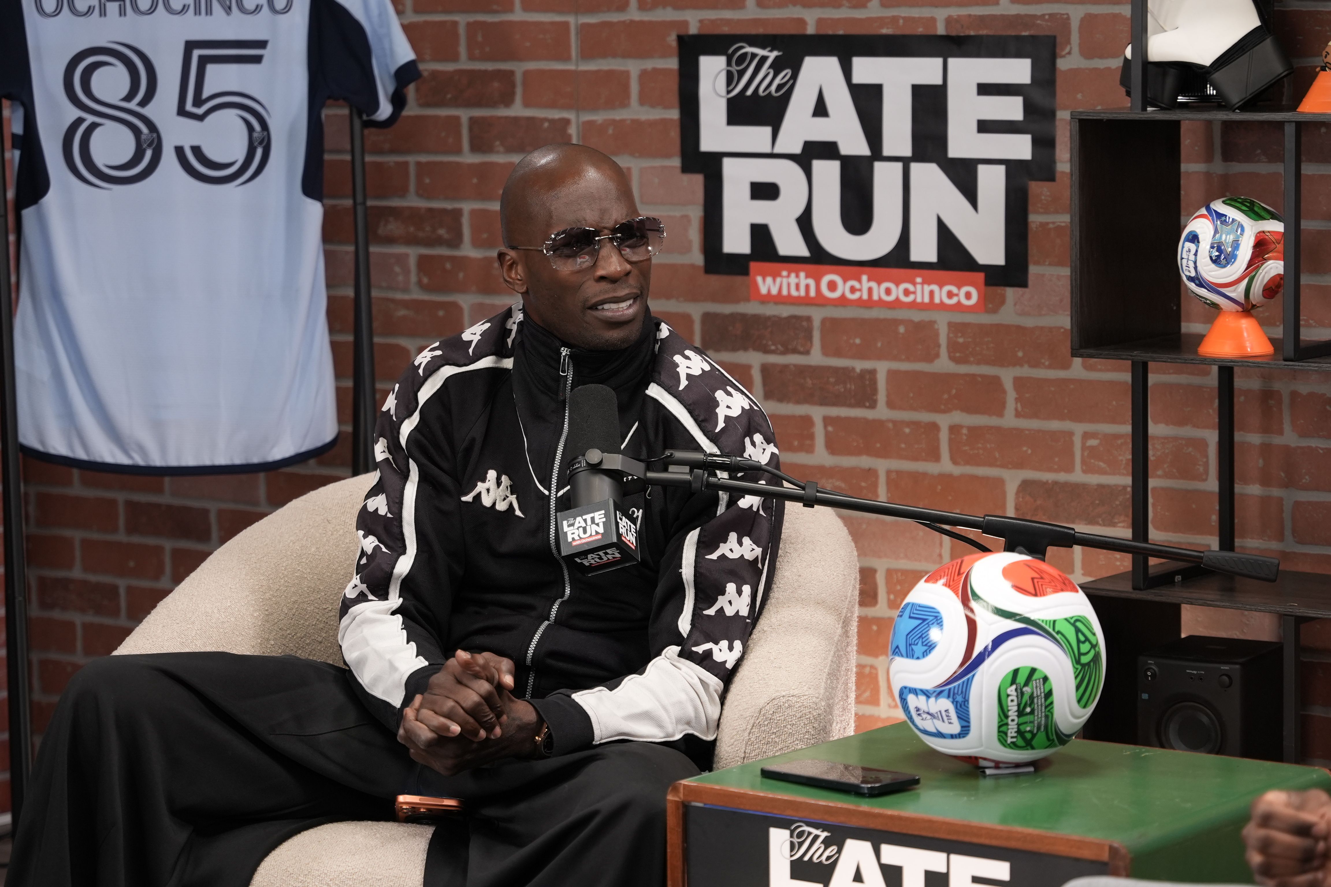 تشاد جونسون مع الكرة