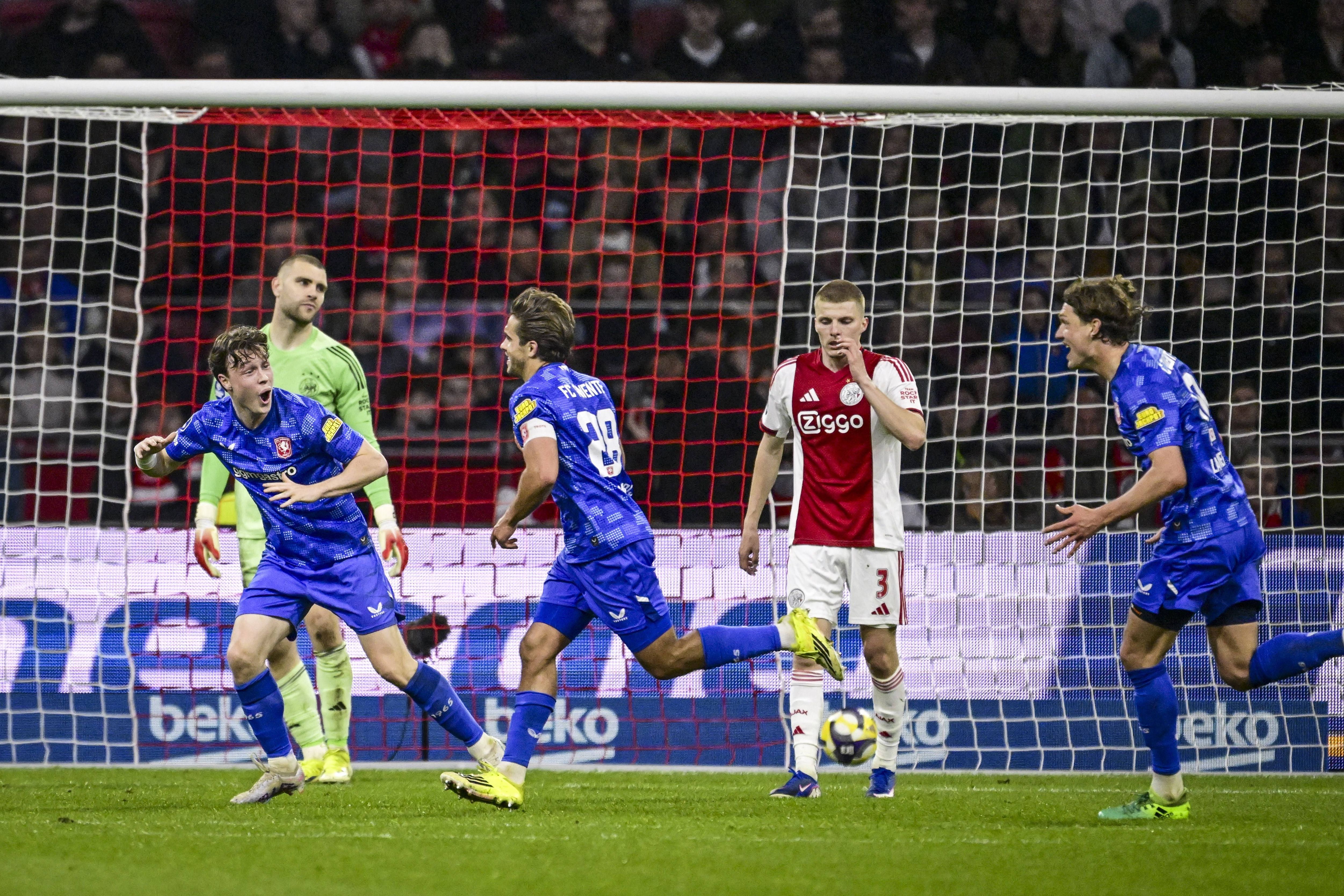 AMSTERDAM - (lr) AFC Ajax goalkeeper Maarten Paes and Anton Gaaei of AFC Ajax react as Sondre Orjasaeter of FC Twente, Bart van Rooij of FC Twente and Sam Lammers of FC Twente celebrate the 1-2 during the Dutch Eredivisie match between AFC Ajax and FC Twente at the Johan Cruijff ArenA on 4 April 2026 in Amsterdam, the Netherlands. OLAF KRAAK ANP Eredivisie 2025-2026 xVIxANPxSportx xxANPxIVx 555051439 originalFilename: 555051439.jpg