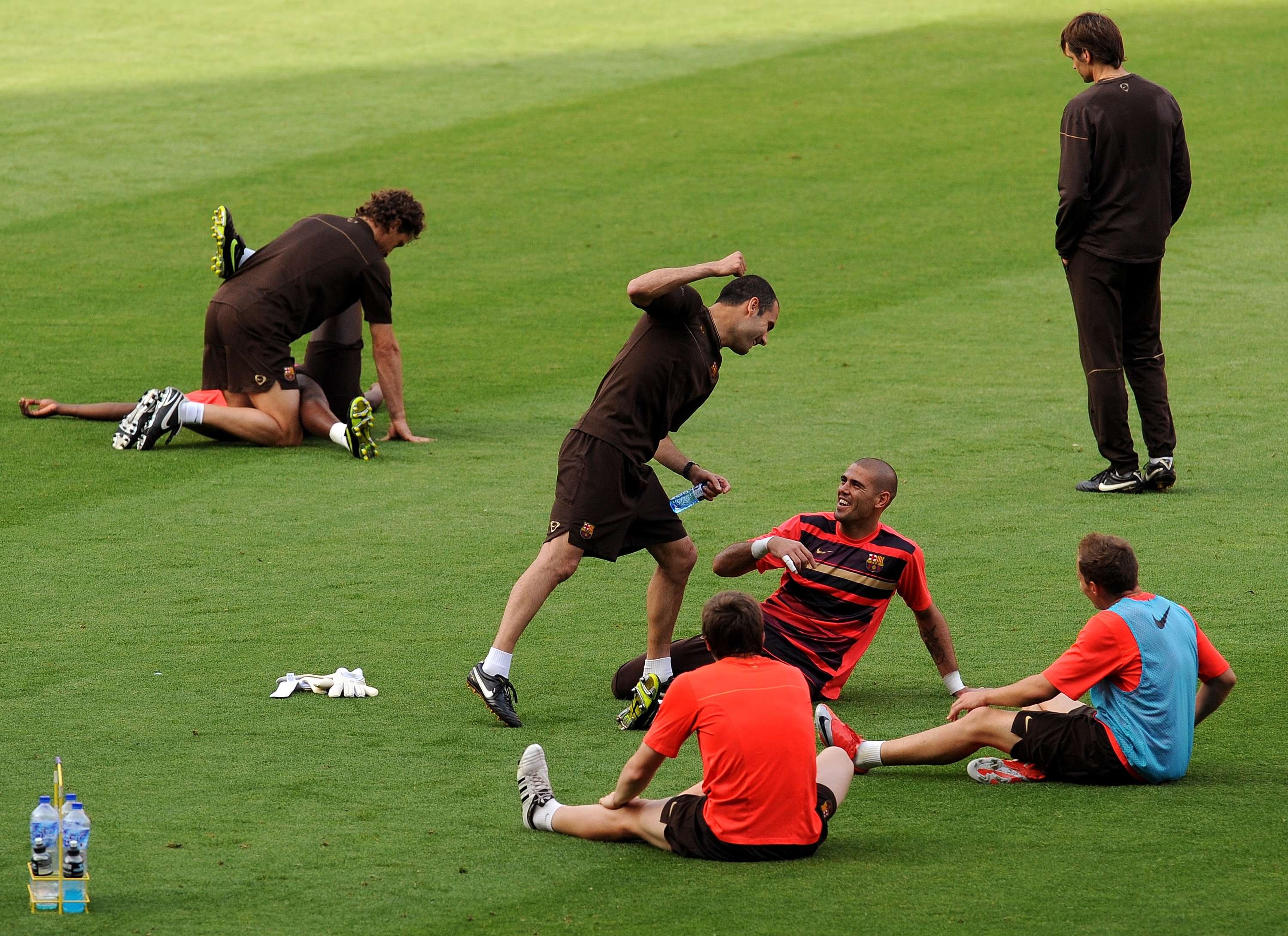 Pep Guardiola Victor Valdes (embed)