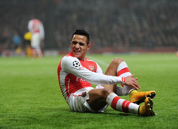 Alexis se queja de un golpe en el tobillo izquierdo.