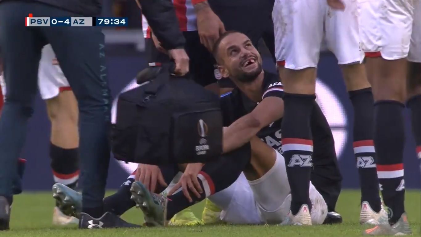 AZ Alkmaar. PSV 4-0 AZ Alkmaar. Giải VĐQG Hà Lan. Eredivisie. Pantelis Hatzidiakos. Văn Hậu. Tin tức bóng đá. Trực tiếp bóng đá. Cầu thủ AZ Alkmaar gãy răng sau pha vào bóng. Trực tiếp giải VĐQG Hà Lan. Heereenveen. Đoàn Văn Hậu.