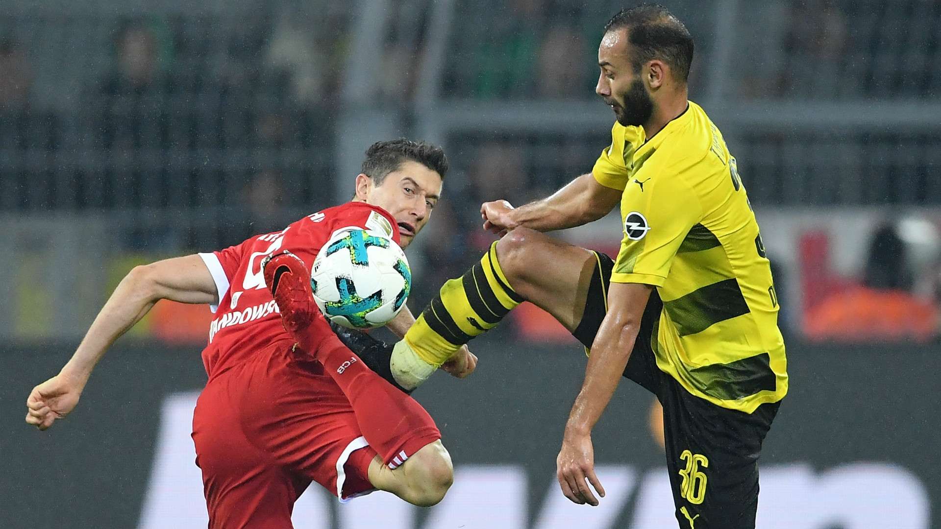 ROBERT LEWANDOWSKI BAYERN MÜNCHEN ÖMER TOPRAK BORUSSIA DORTMUND GERMAN BUNDESLIGA 04112017