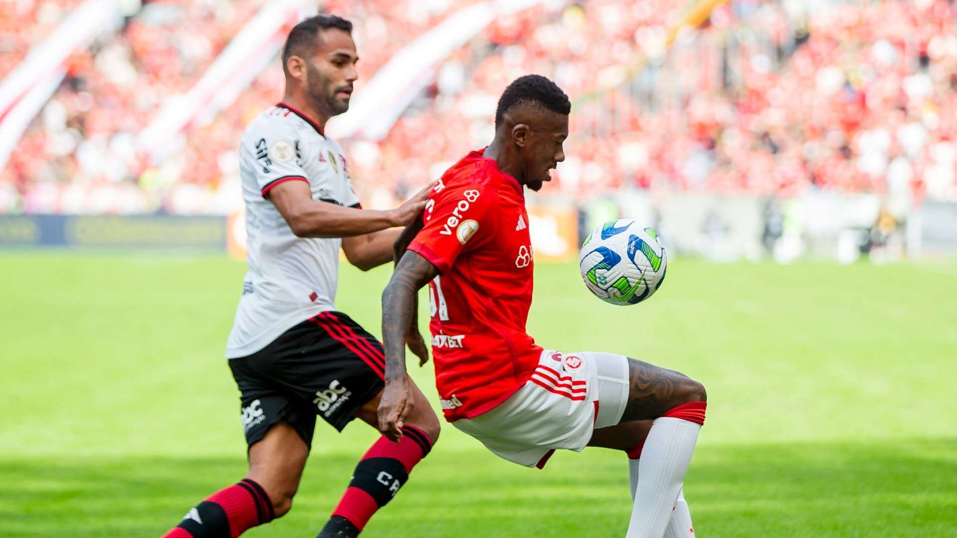 Thiago Maia e Igor Gomes na disputa de bola durante Internacional x Flamengo, pelo Brasileirão 2023, 23/04/2023