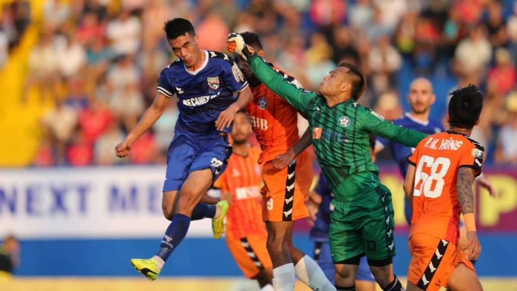 Ho Sy Giap vs Nguyen Thanh Binh Becamex Binh Duong vs SHB Da Nang V.League 2019