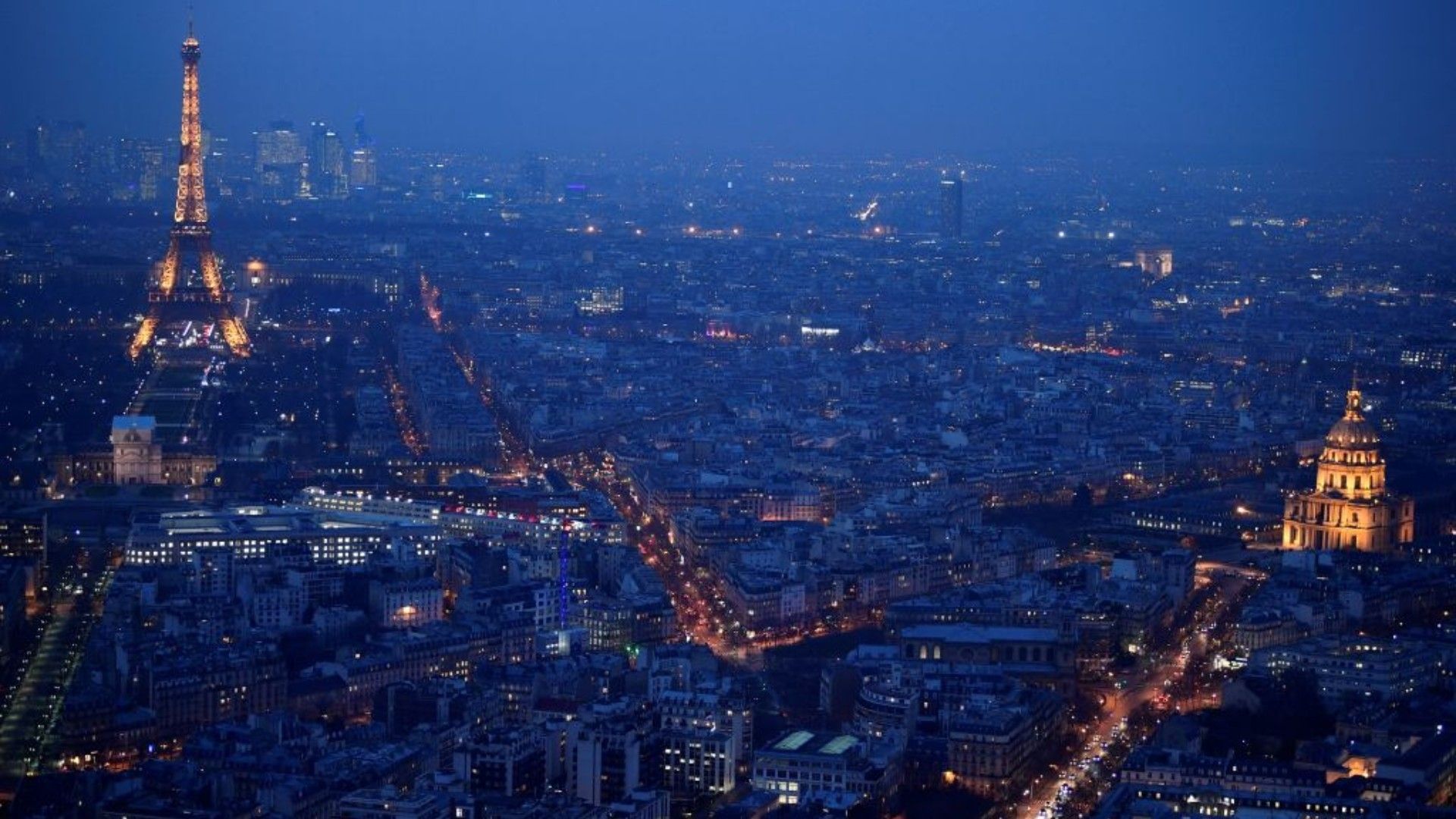 Ciudad de París iluminada de noche