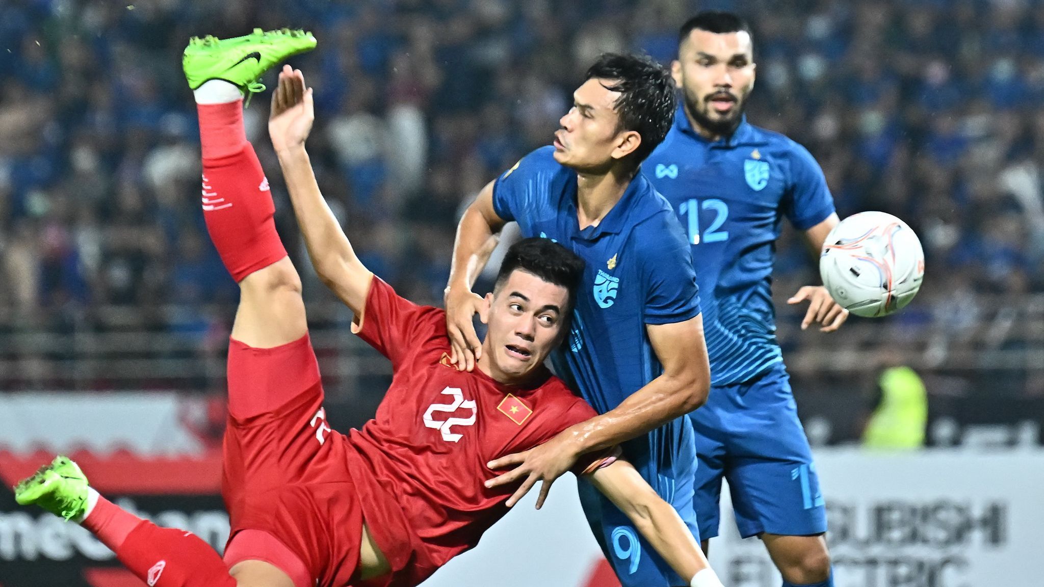 Nguyen Tien Linh Adisak Kraisorn Thailand Vietnam AFF Cup 2022 Final 16012023