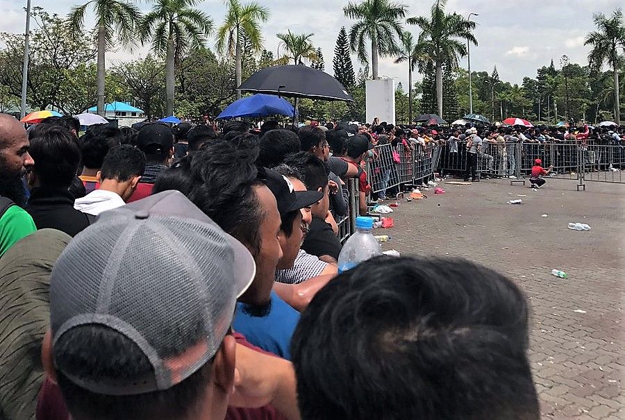 Fans queueing up at Shah Alam for tickets 28082017