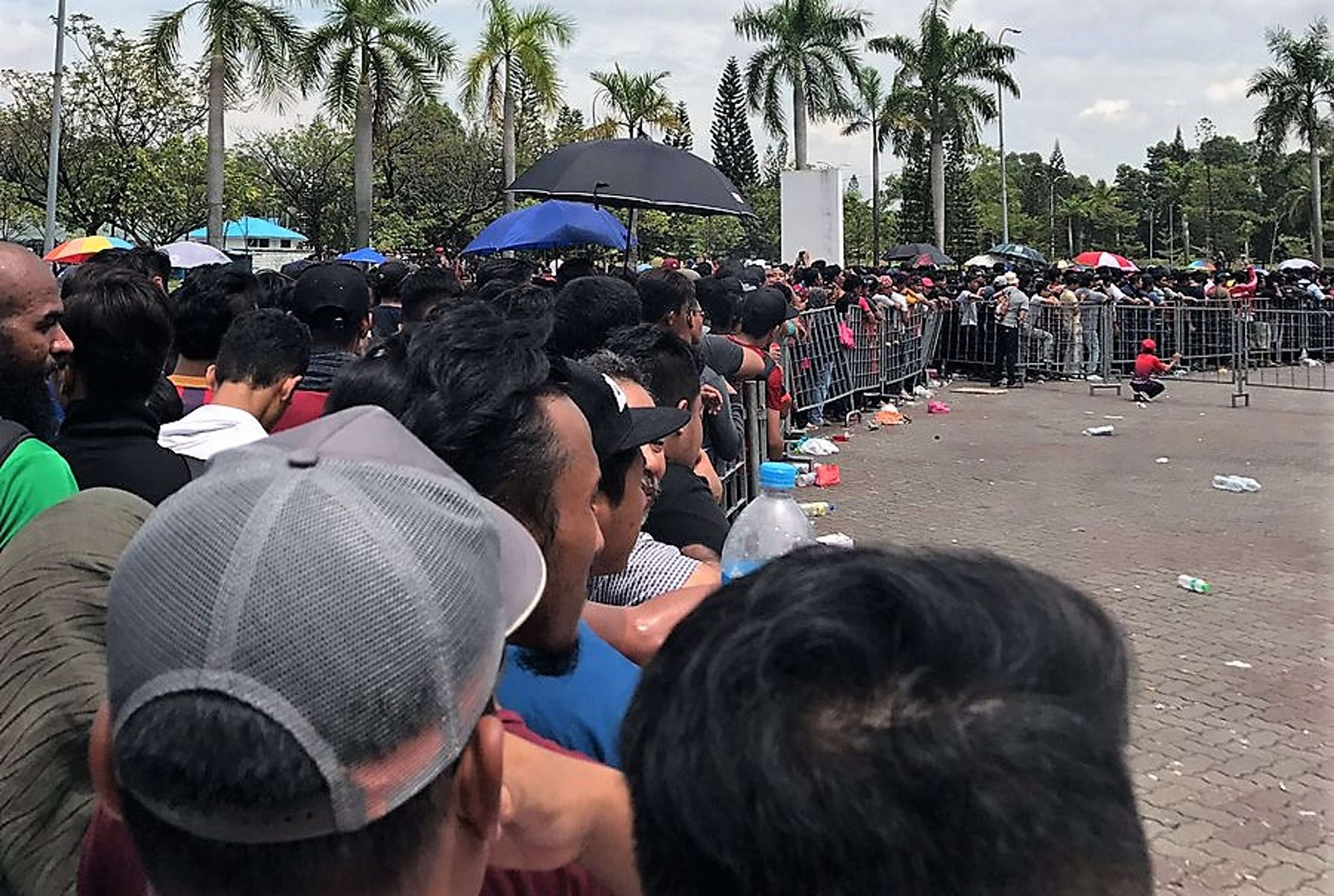 Fans queueing up at Shah Alam for tickets 28082017
