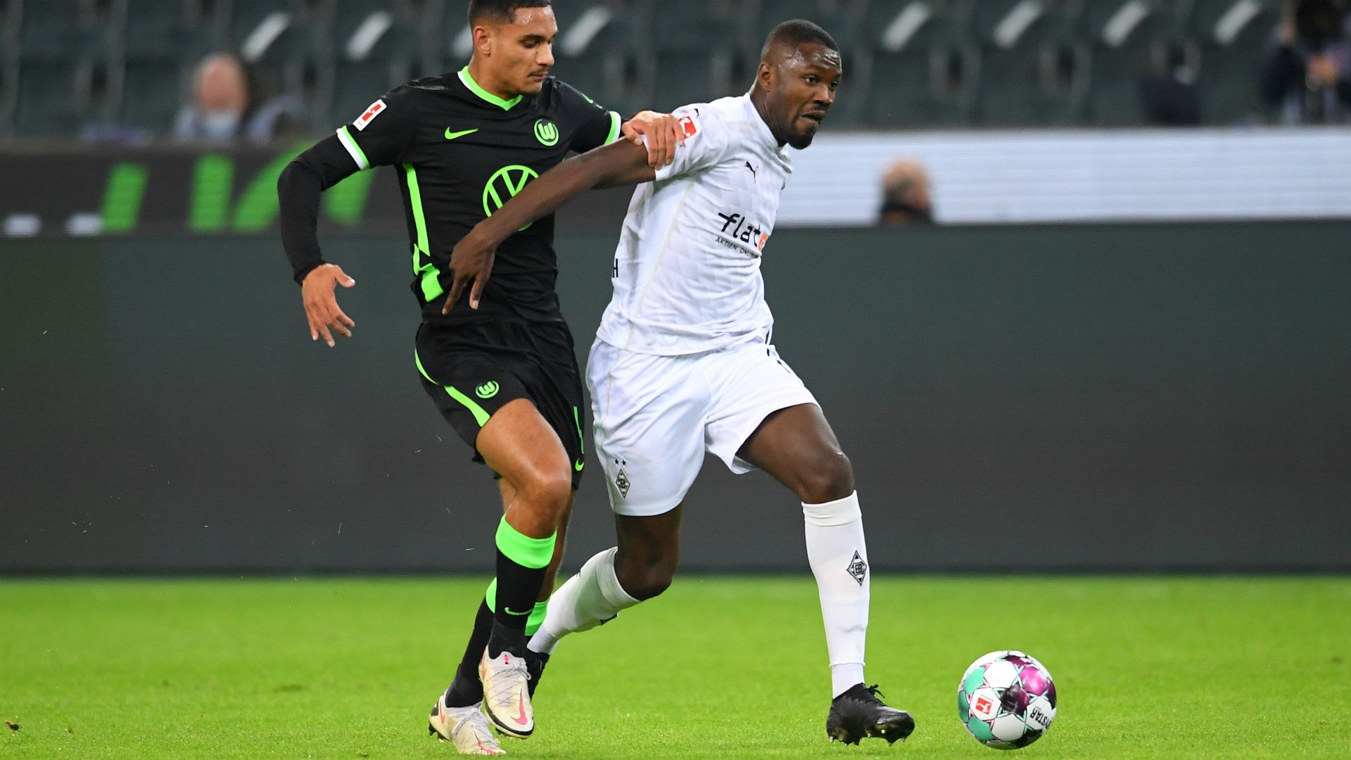 MAXENCE LACROIX WOLFSBURG MARCUS THURAM BORUSSIA MÖNCHENGLADBACH GERMAN BUNDESLIGA 17102020