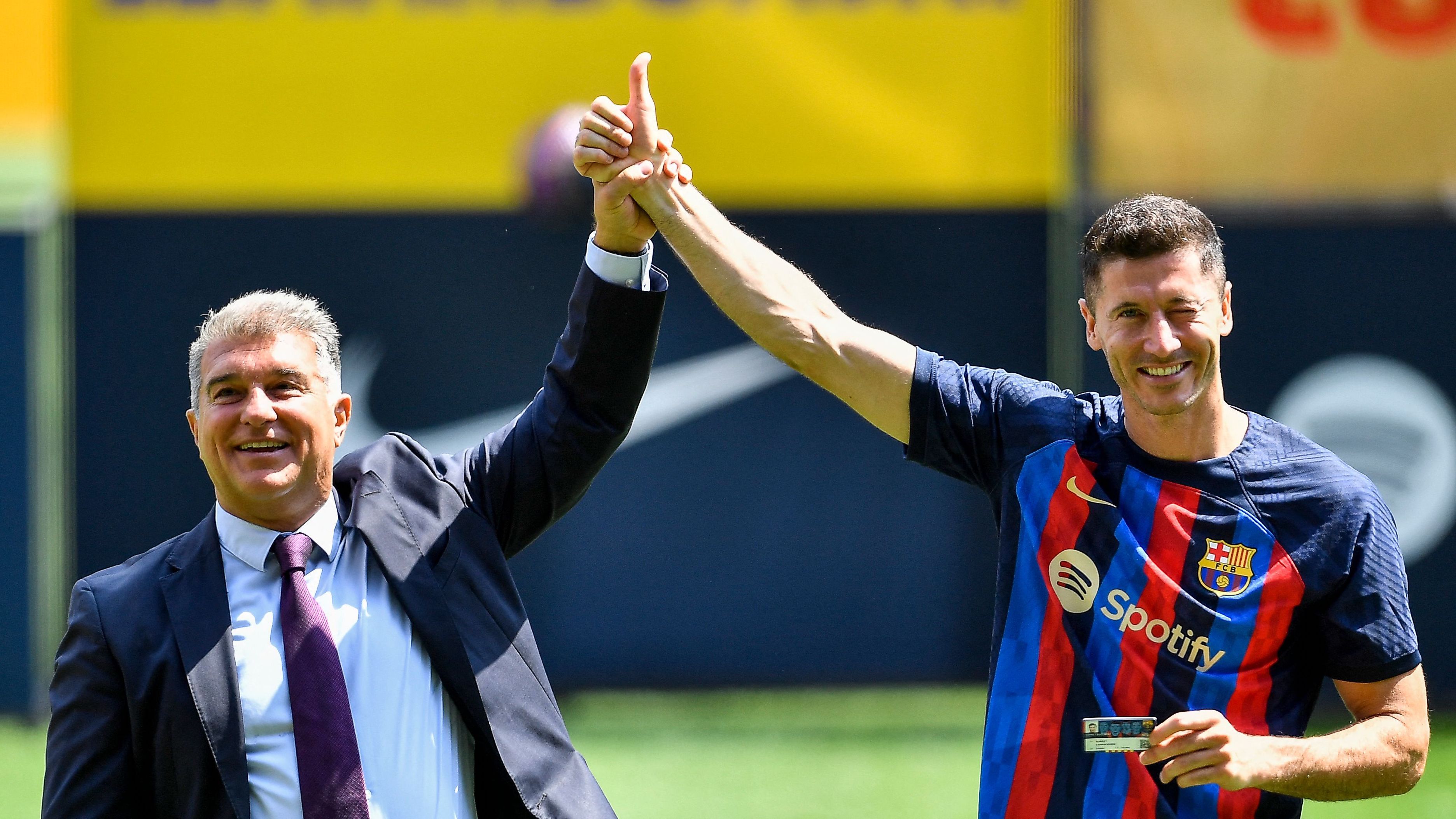 Joan Laporta Robert Lewandowski Barcelona