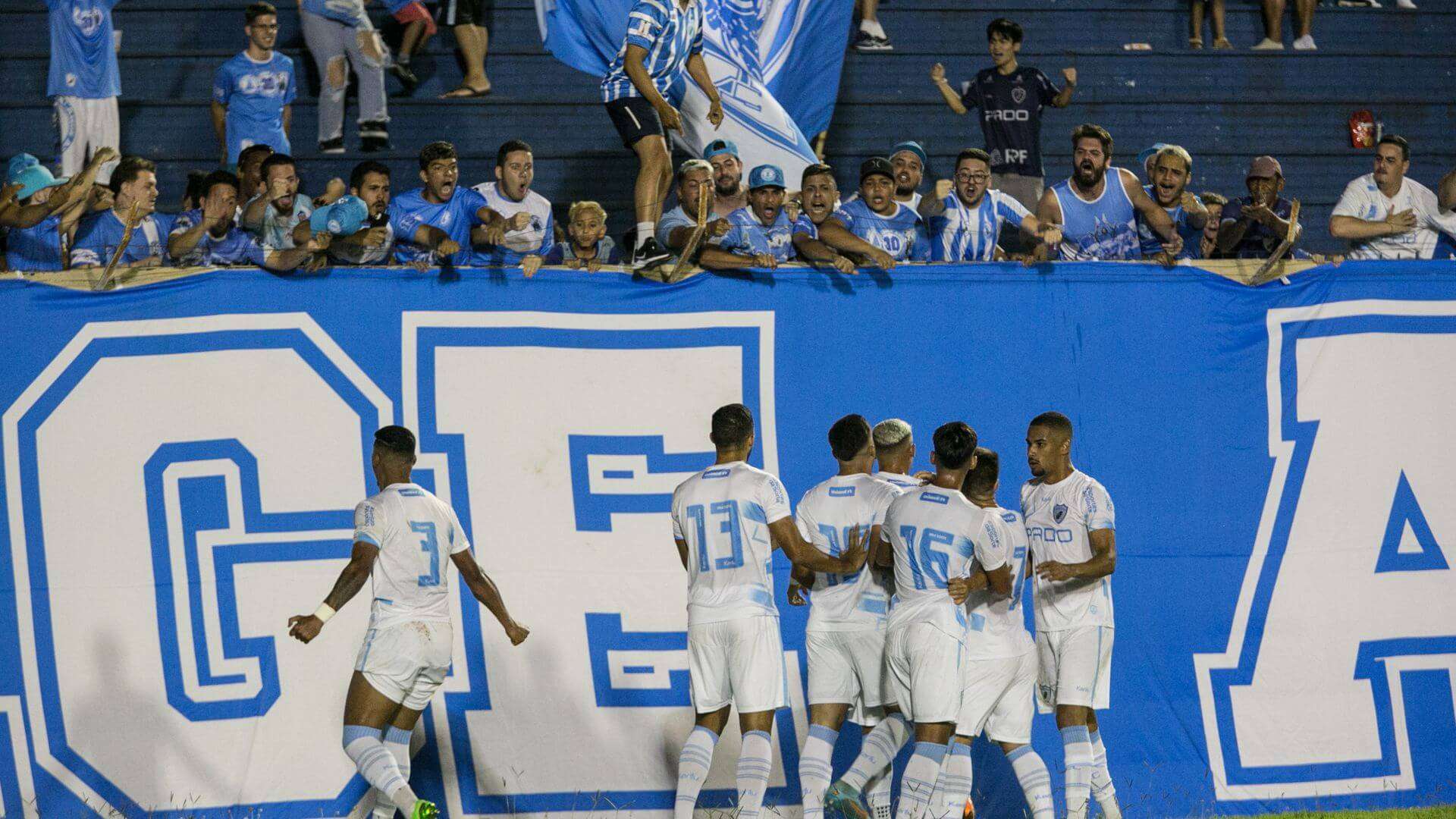 Jogadores e torcida do Londrina no Paranaense 2023