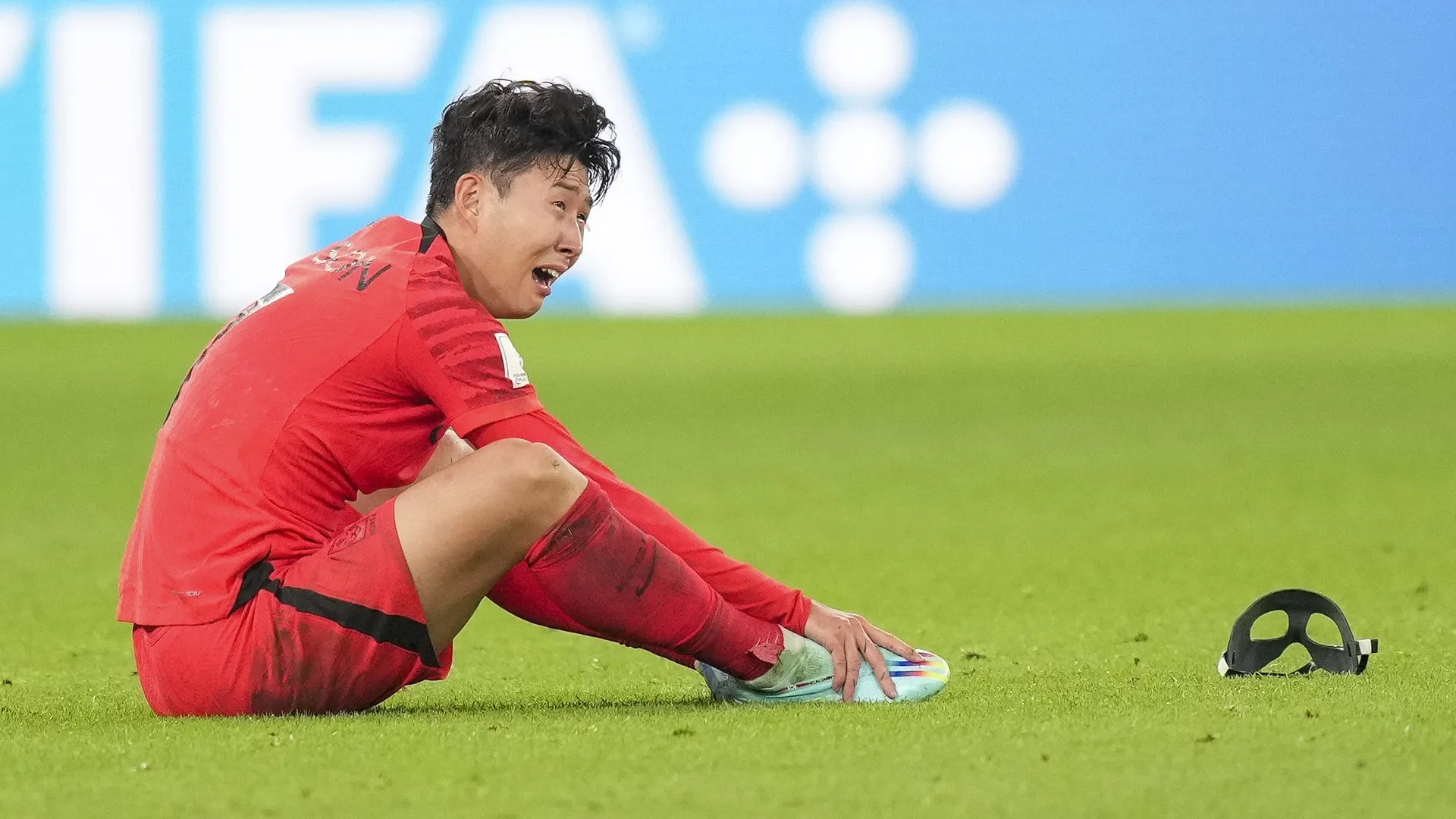 Tottenham star Son Heung-min moved to tears after South Korea remarkably  reach World Cup knockout stages | Goal.com English Saudi Arabia