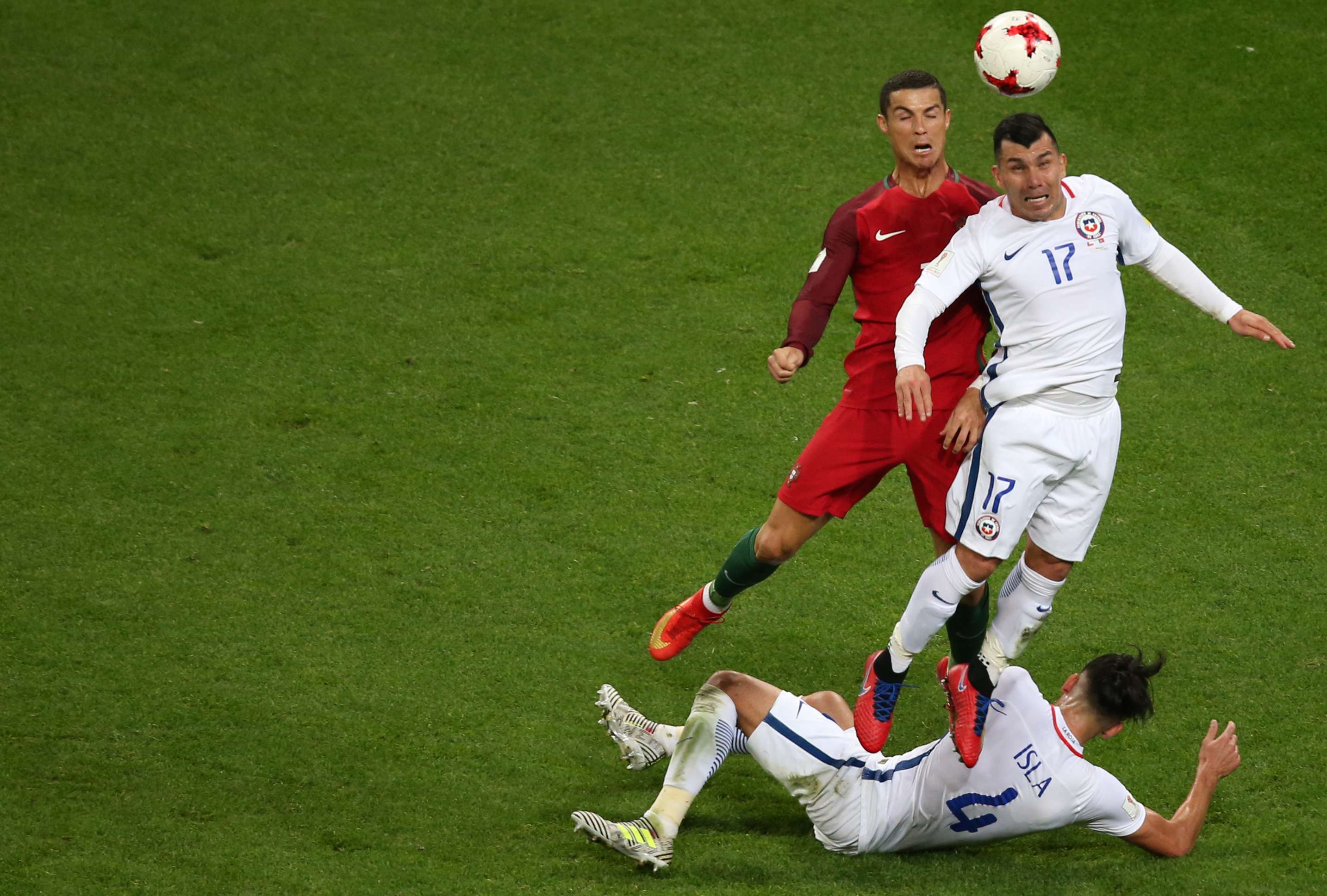 gary medel cristiano ronaldo chile portugal confederaciones 2017