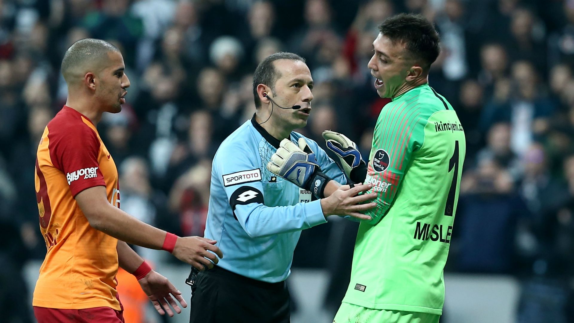 Cuneyt Cakir Fernando Muslera Besiktas Galatasaray