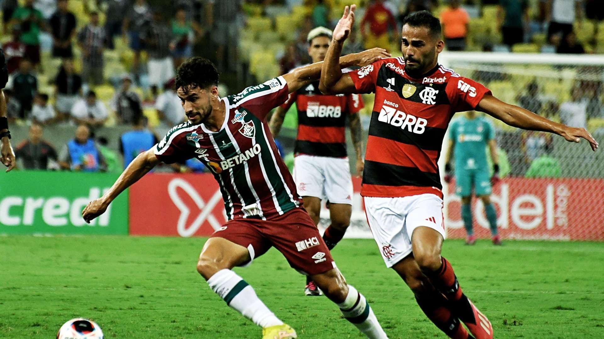 Martinelli e Thiago Maia disputam bola em Flamengo x Fluminense, na final do Carioca 2023