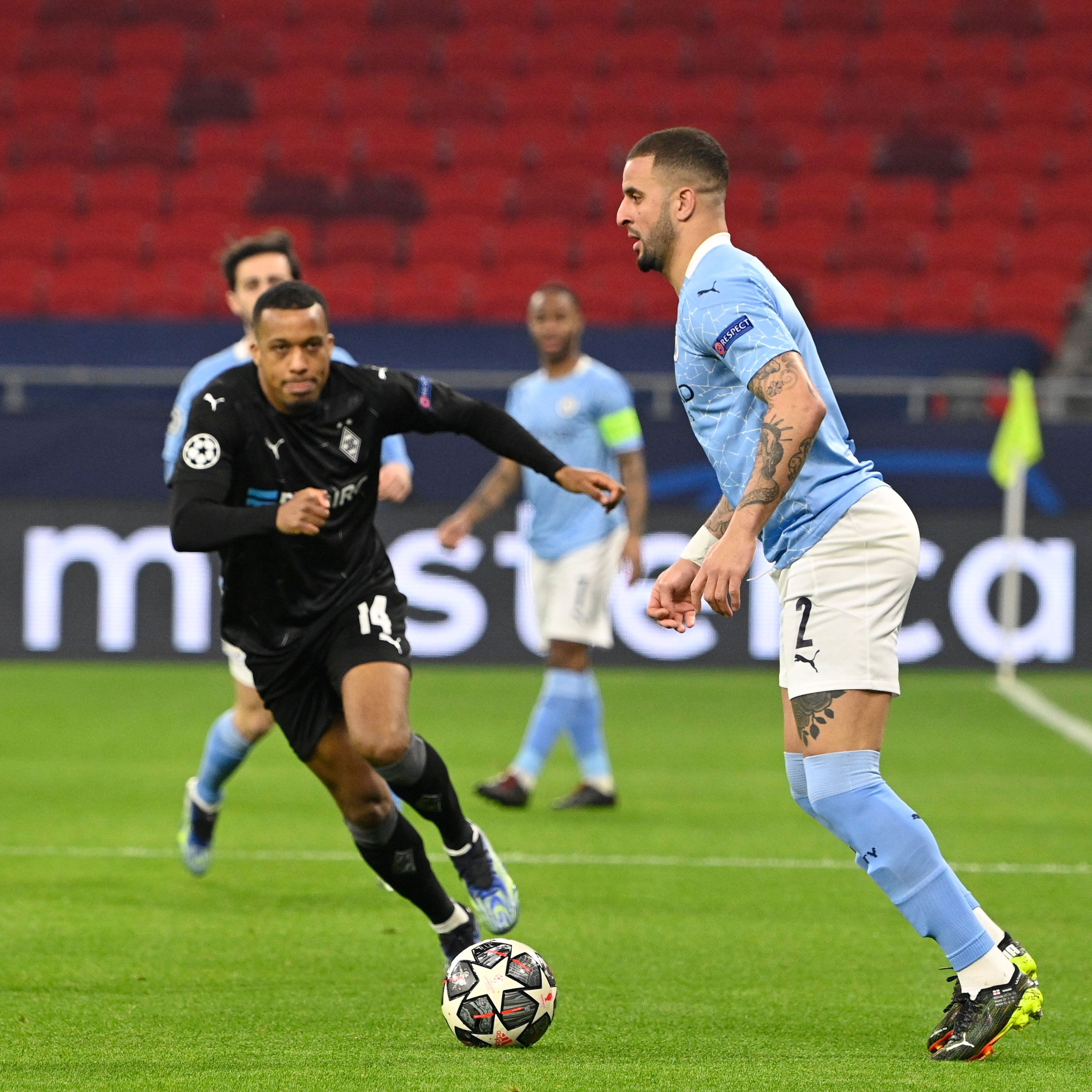 Alassane Pléa, a Borussia Mönchengladbach (b) és Kyle Walker, a Manchester City (j) játékosa