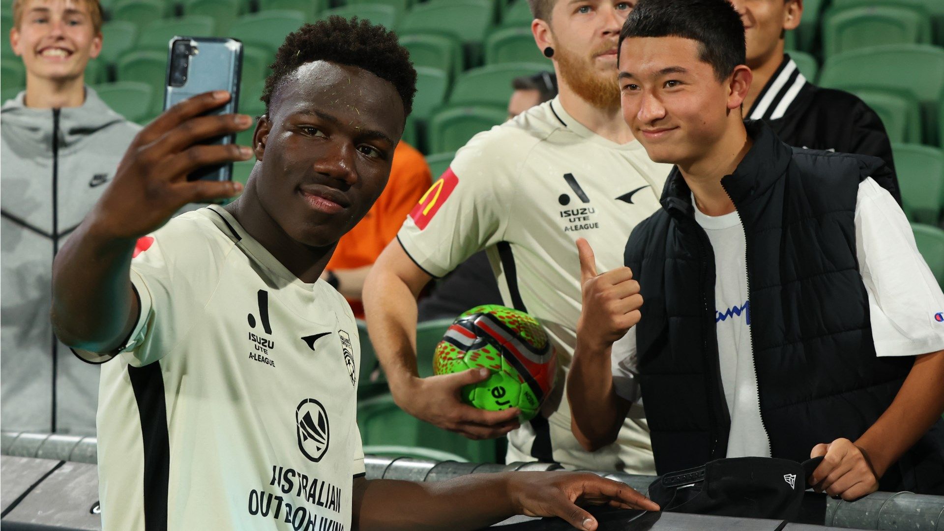 Nestory Irankunda Adelaide United 2023