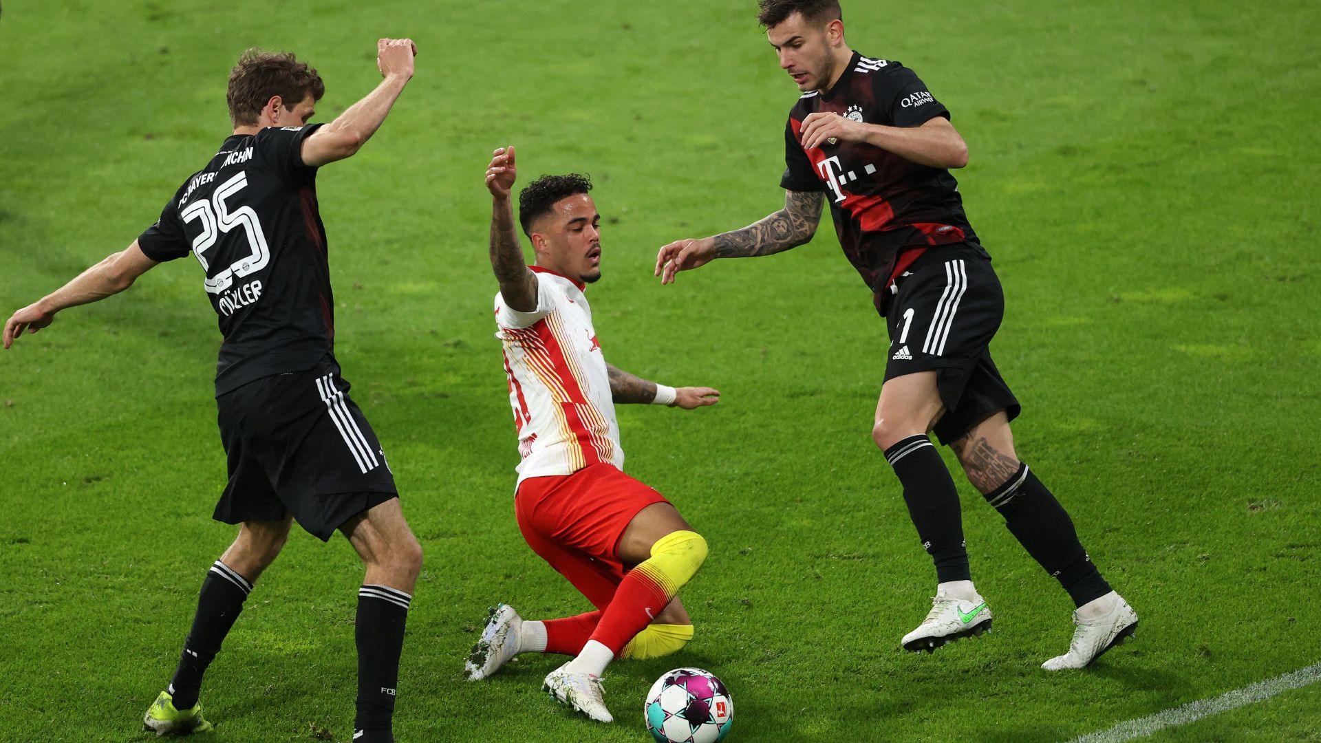 LUCAS HERNANDEZ BAYERN MÜNCHEN BUNDESLIGA 03042021